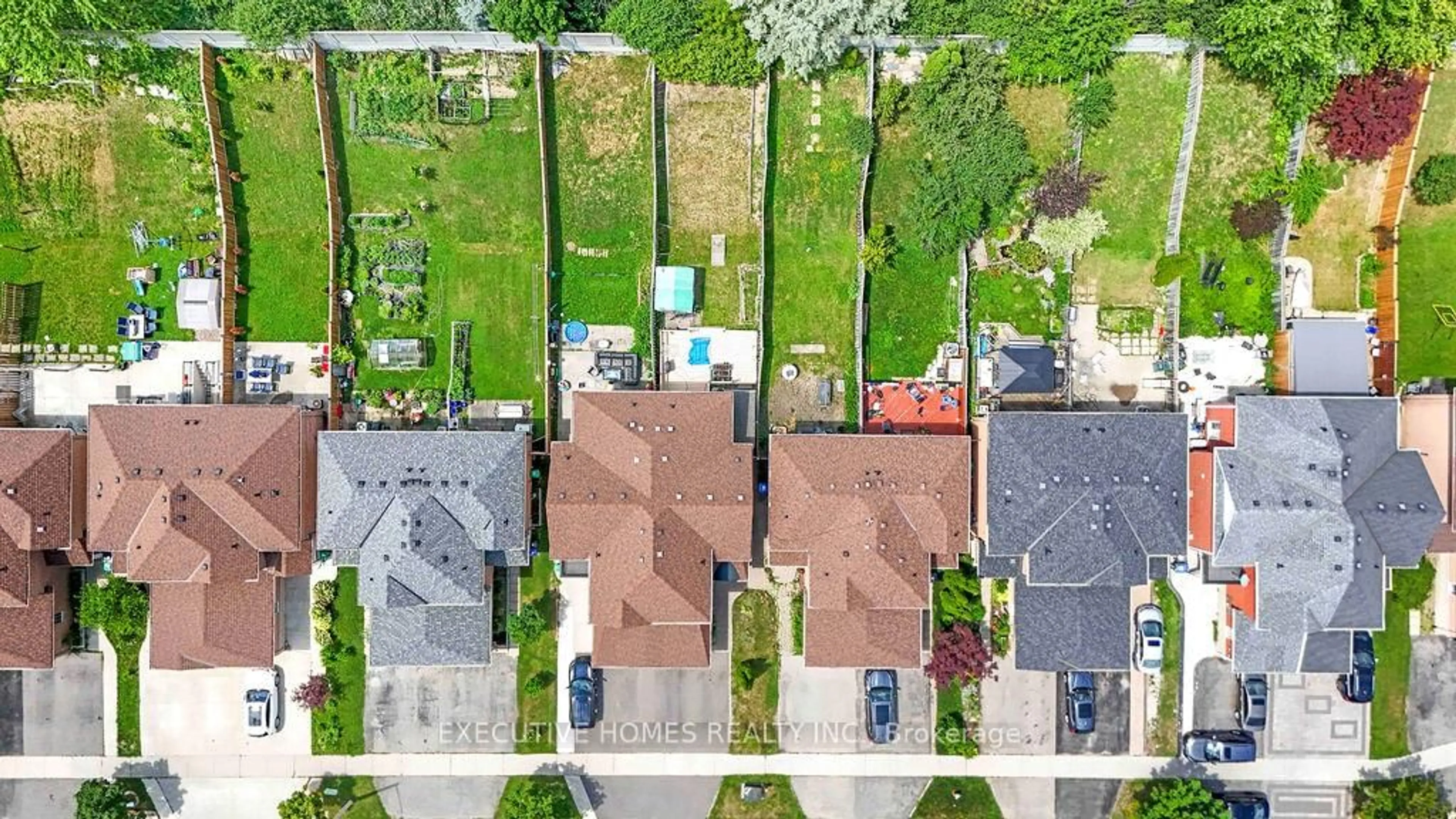 A pic from outside/outdoor area/front of a property/back of a property/a pic from drone, street for 7610 Black Walnut Tr, Mississauga Ontario L5N 8A7