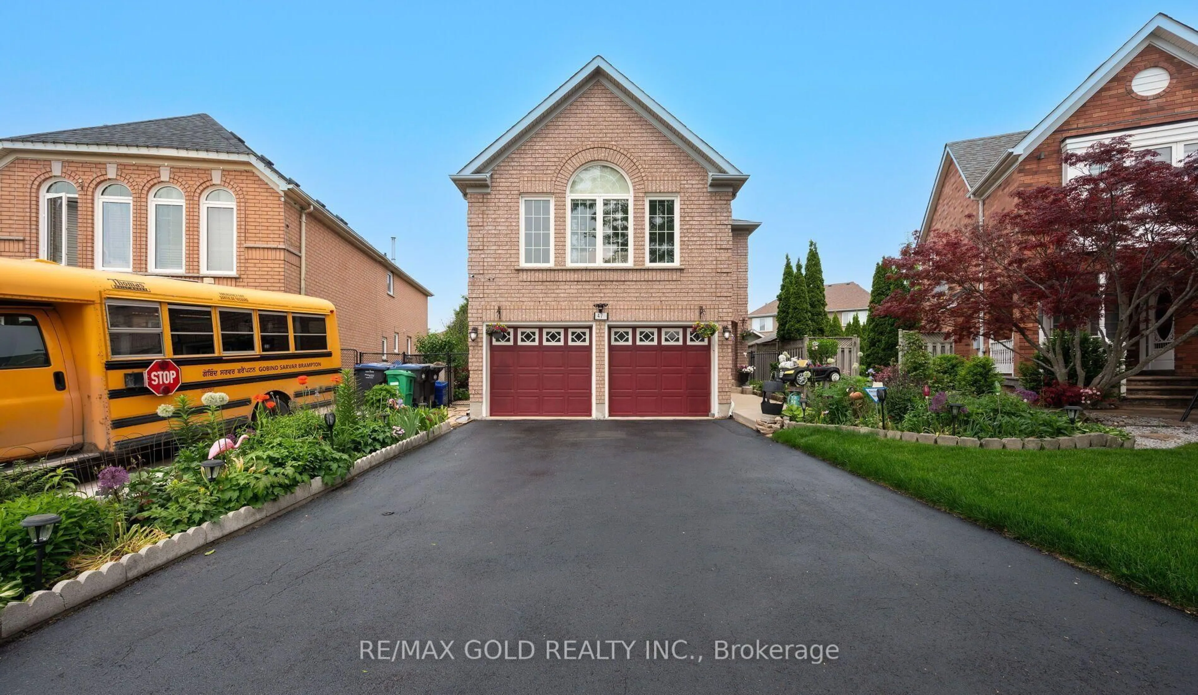 Indoor garage for 47 Seclusion Cres, Brampton Ontario L6R 1L5