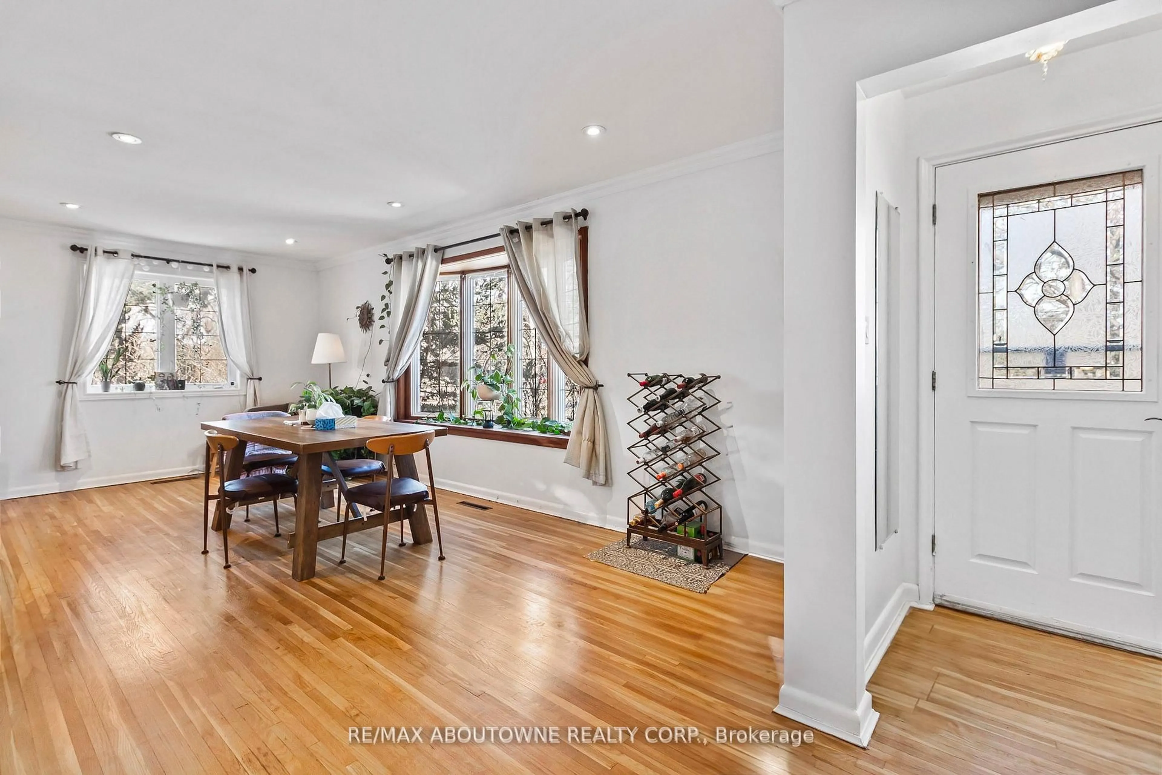 Dining room, unknown for 550 Fourth Line, Oakville Ontario L6L 5A7