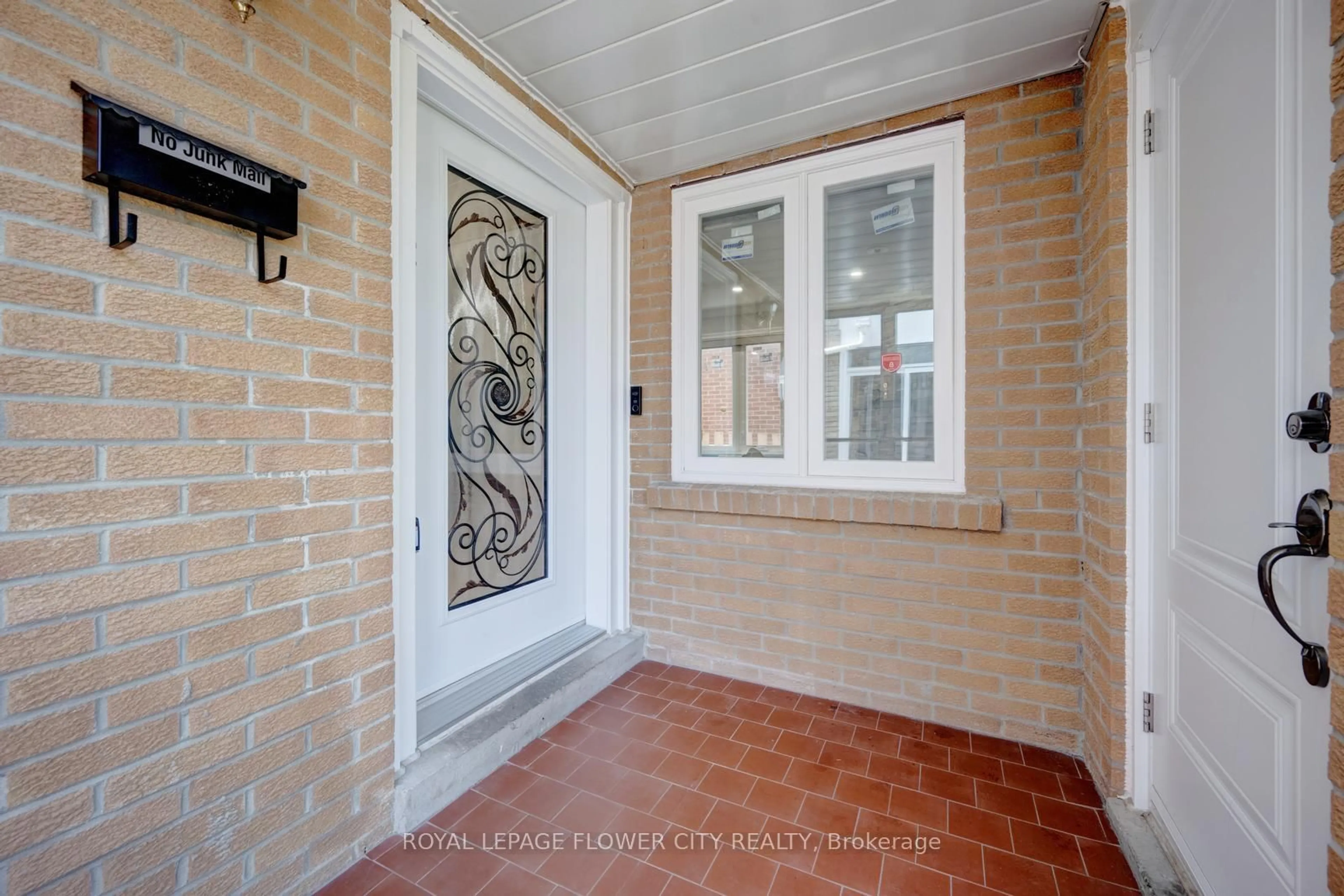 Indoor entryway for 27 Denlow Dr, Brampton Ontario L6Y 2L3