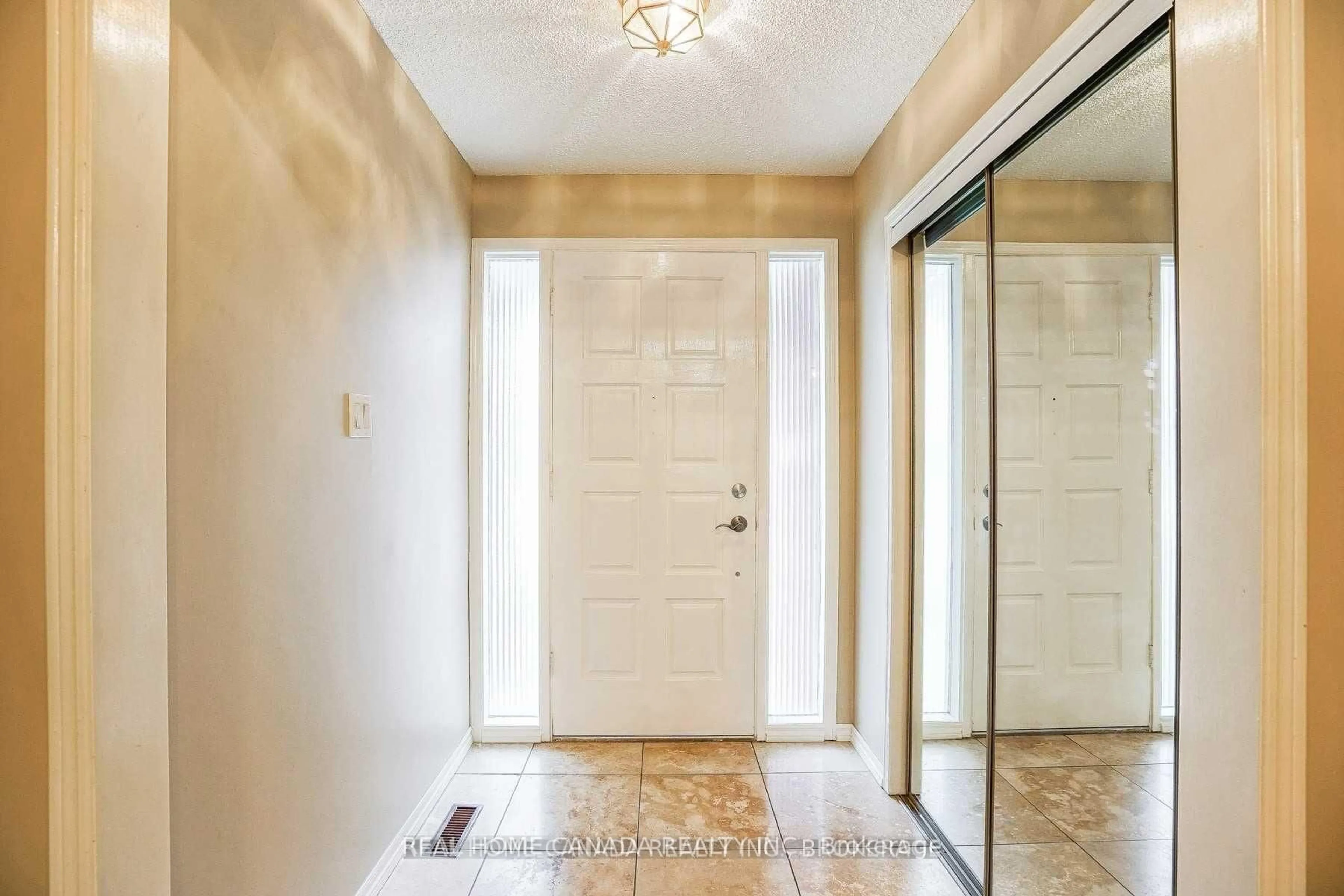 Indoor entryway for 2056 Wincanton Cres, Mississauga Ontario L5M 3E2