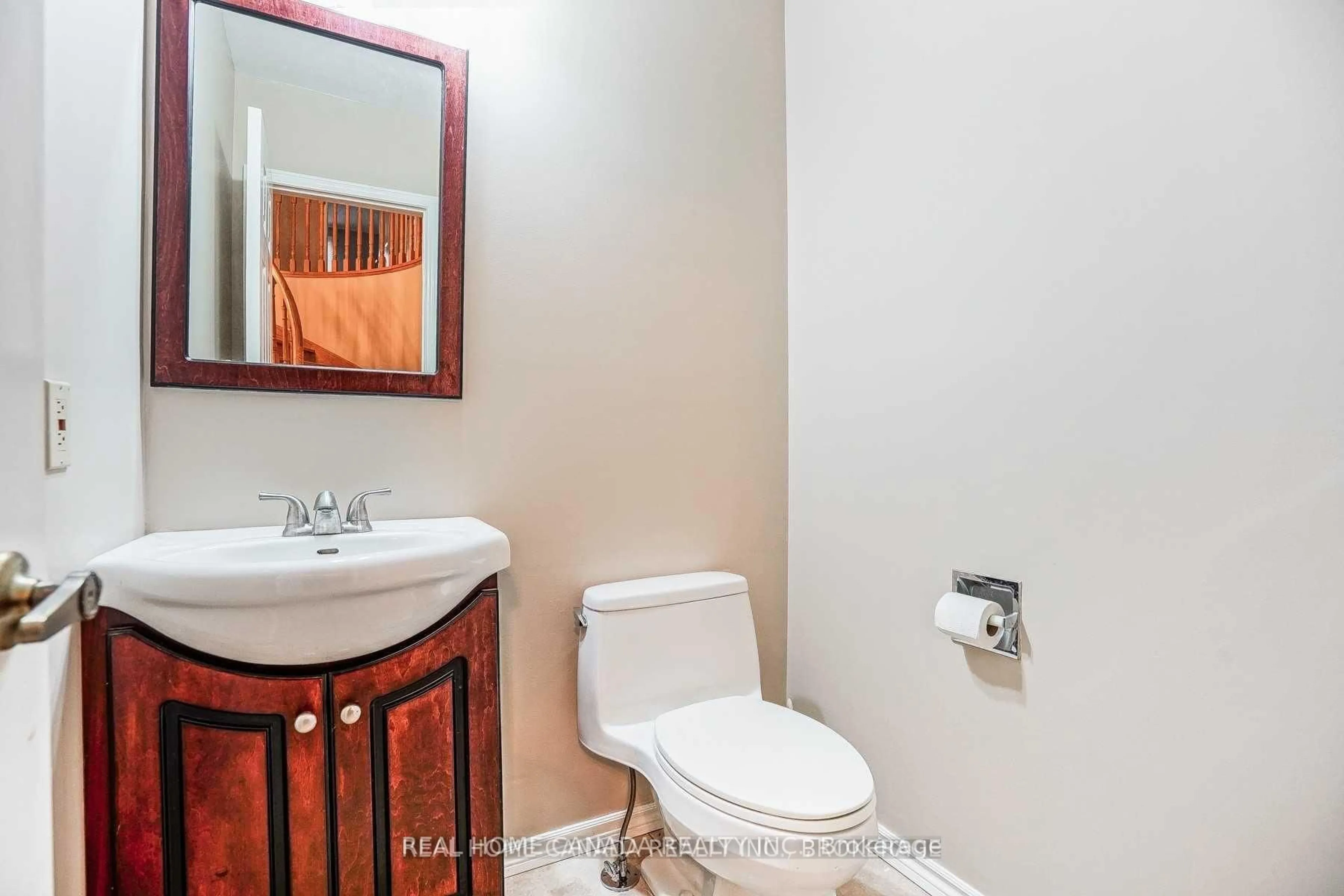 Standard bathroom, unknown for 2056 Wincanton Cres, Mississauga Ontario L5M 3E2