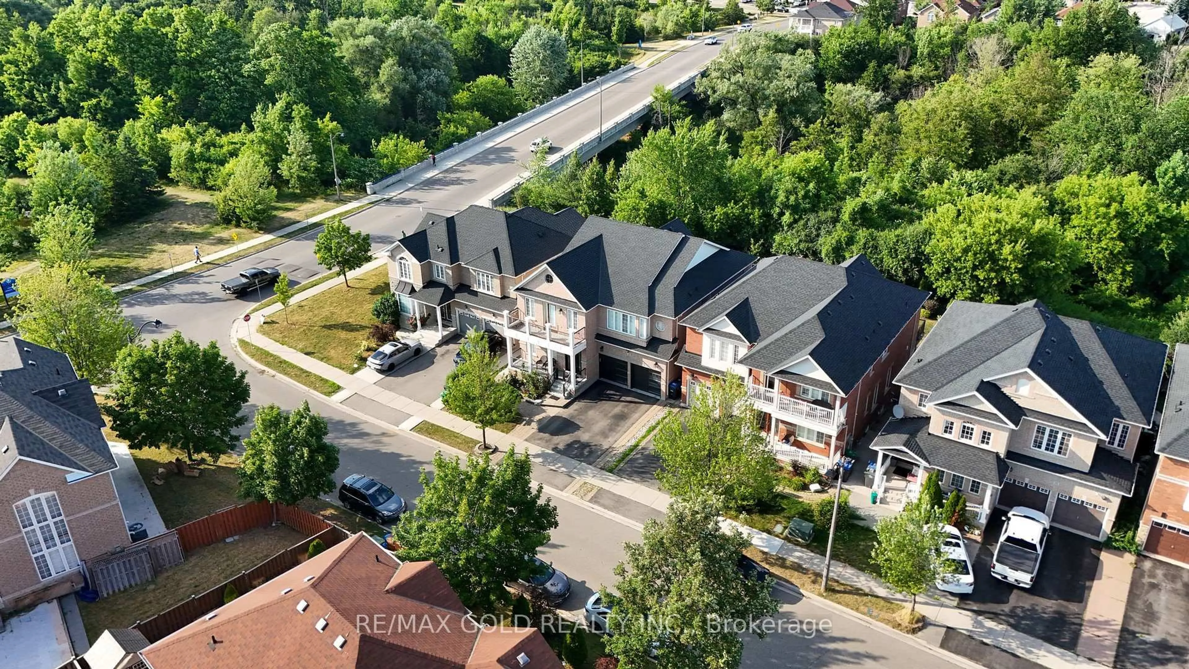 A pic from outside/outdoor area/front of a property/back of a property/a pic from drone, unknown for 29 Tennant Dr, Brampton Ontario L6R 0G6
