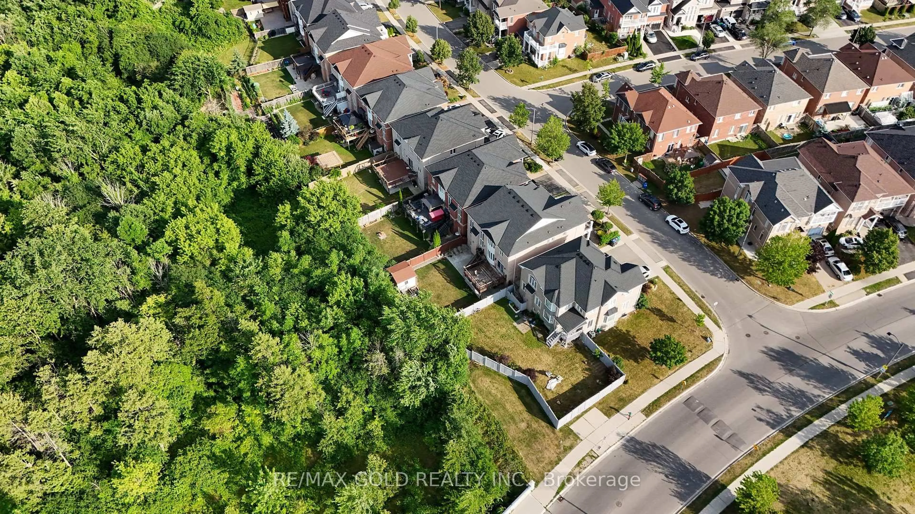 A pic from outside/outdoor area/front of a property/back of a property/a pic from drone, street for 29 Tennant Dr, Brampton Ontario L6R 0G6