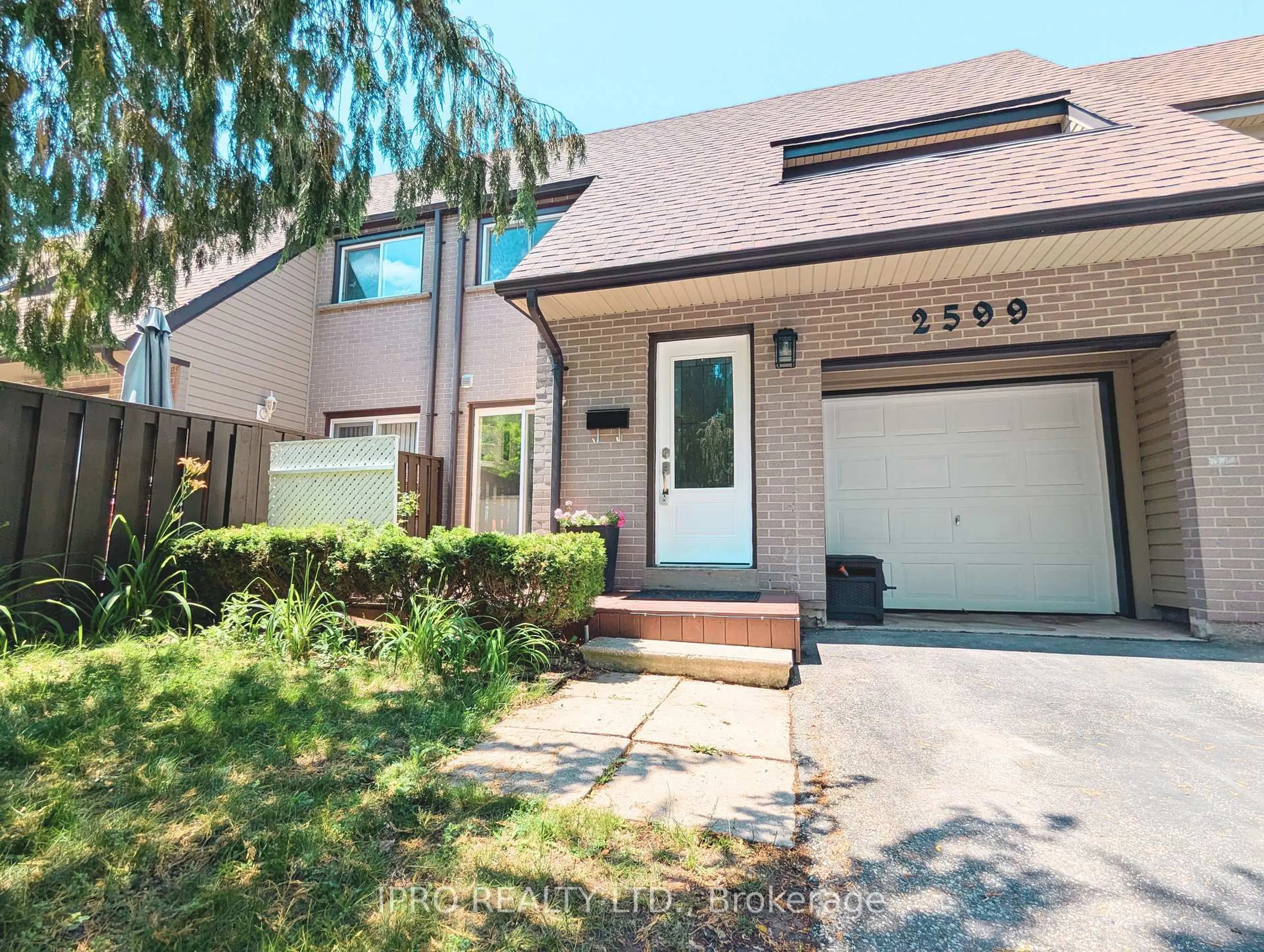 Home with vinyl exterior material, street for 2599 Inlake Crt, Mississauga Ontario L5N 2M9