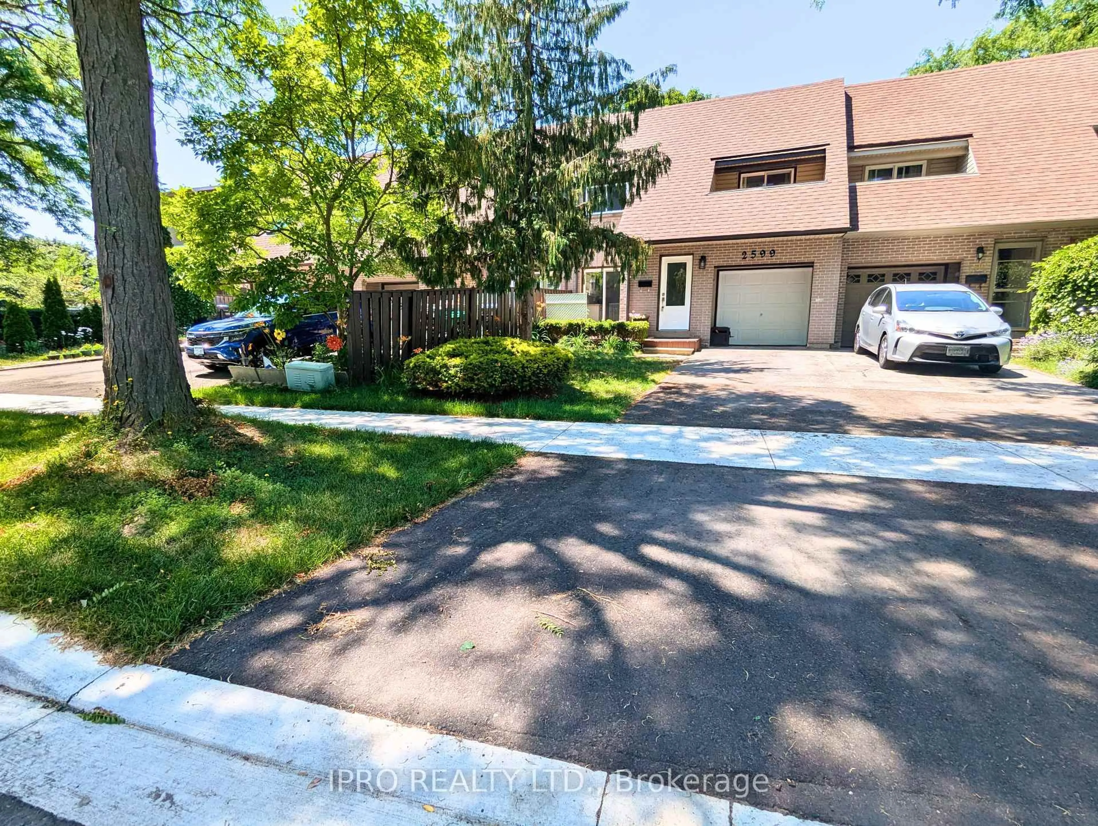 A pic from outside/outdoor area/front of a property/back of a property/a pic from drone, street for 2599 Inlake Crt, Mississauga Ontario L5N 2M9