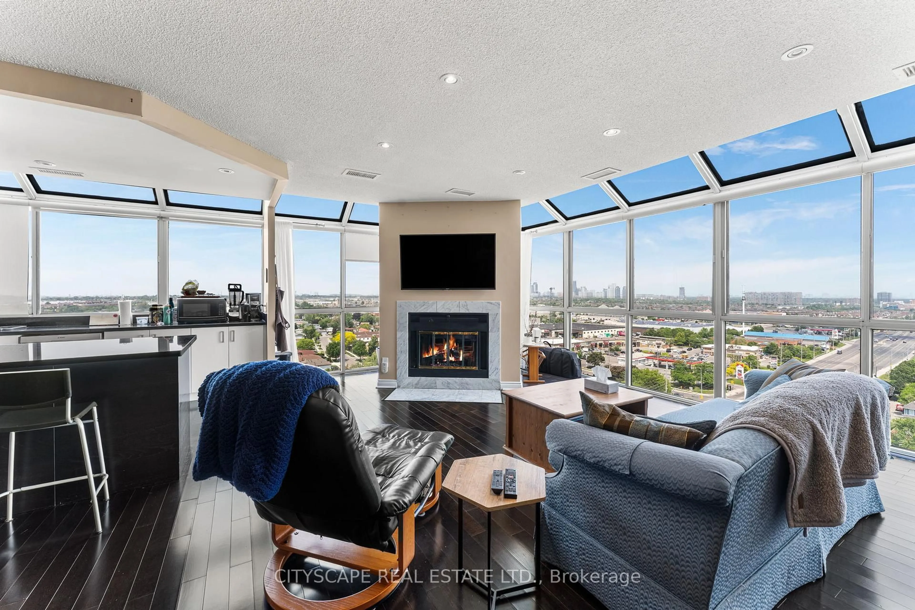 Living room with furniture, unknown for 880 Dundas St #Ph3, Mississauga Ontario L5C 4H3