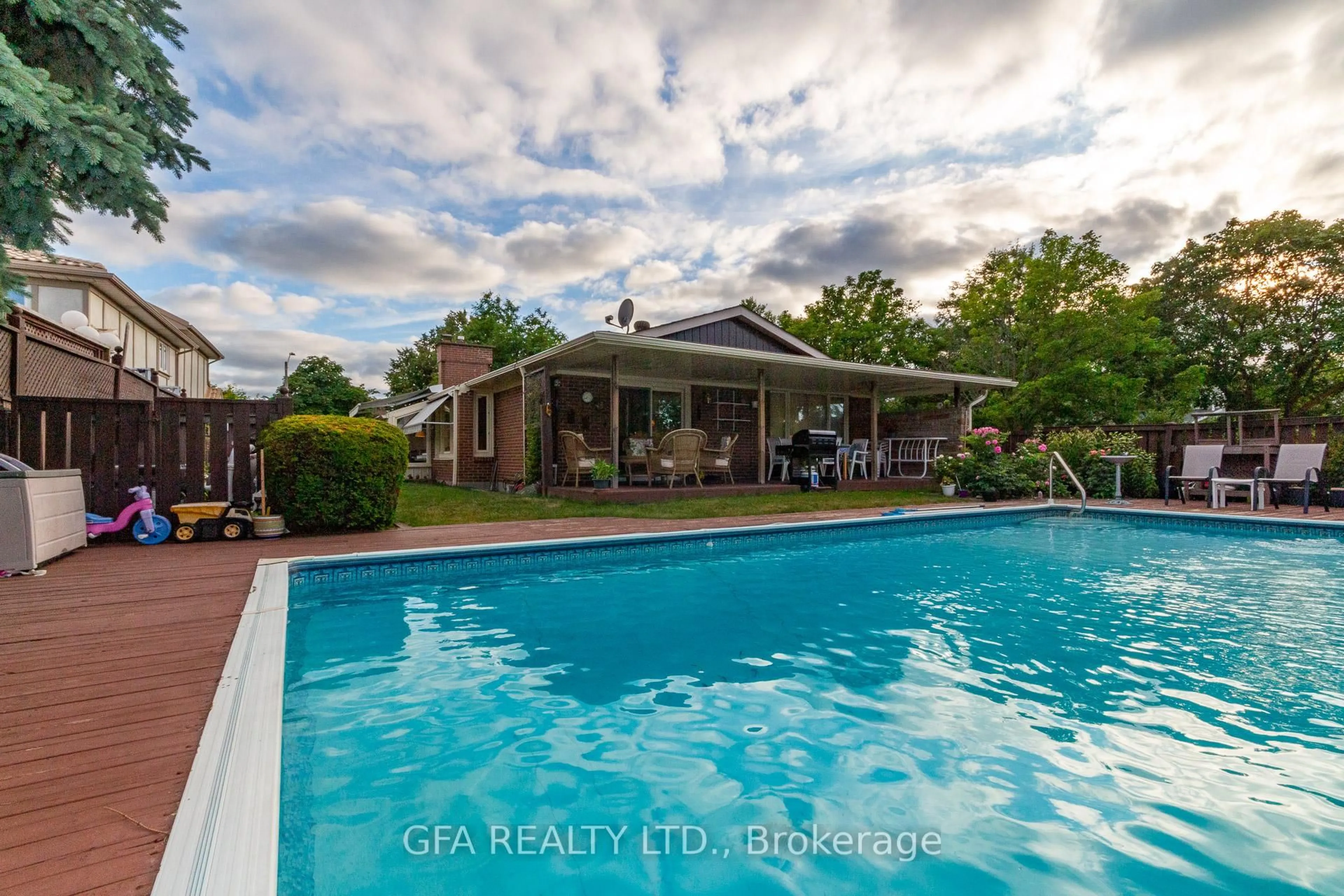 Pool for 3699 Twinmaple Dr, Mississauga Ontario L4Y 3R6