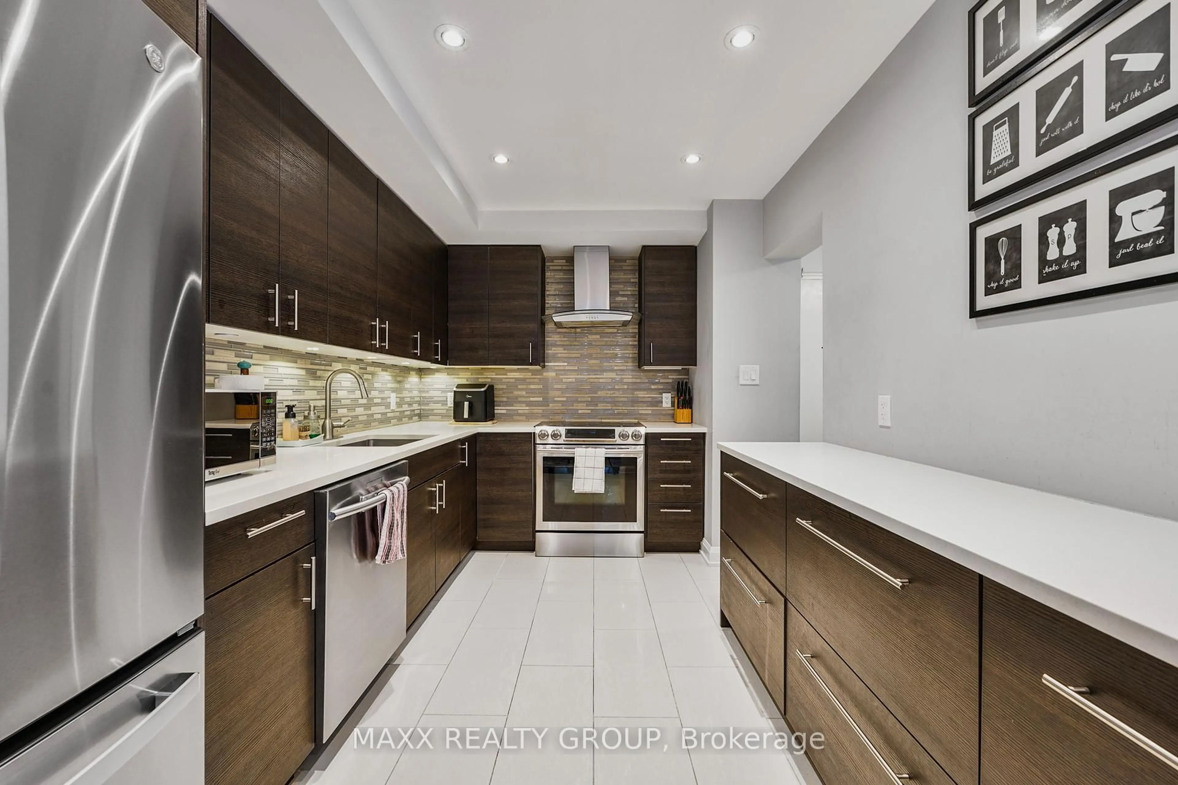 Contemporary kitchen, ceramic/tile floor for 3360 The Credit Woodlands Rd #14, Mississauga Ontario L5C 2J8