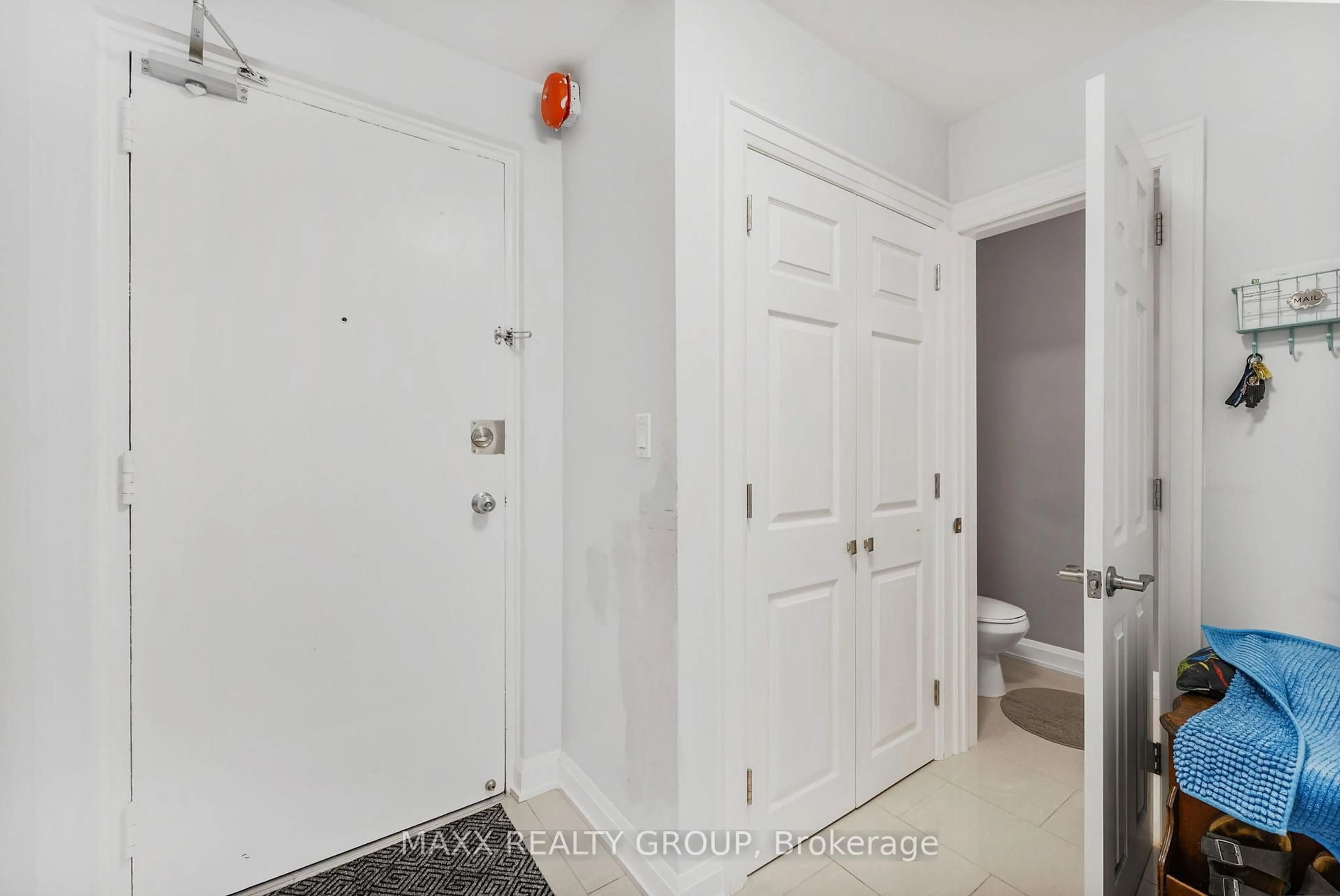 Indoor entryway for 3360 The Credit Woodlands Rd #14, Mississauga Ontario L5C 2J8