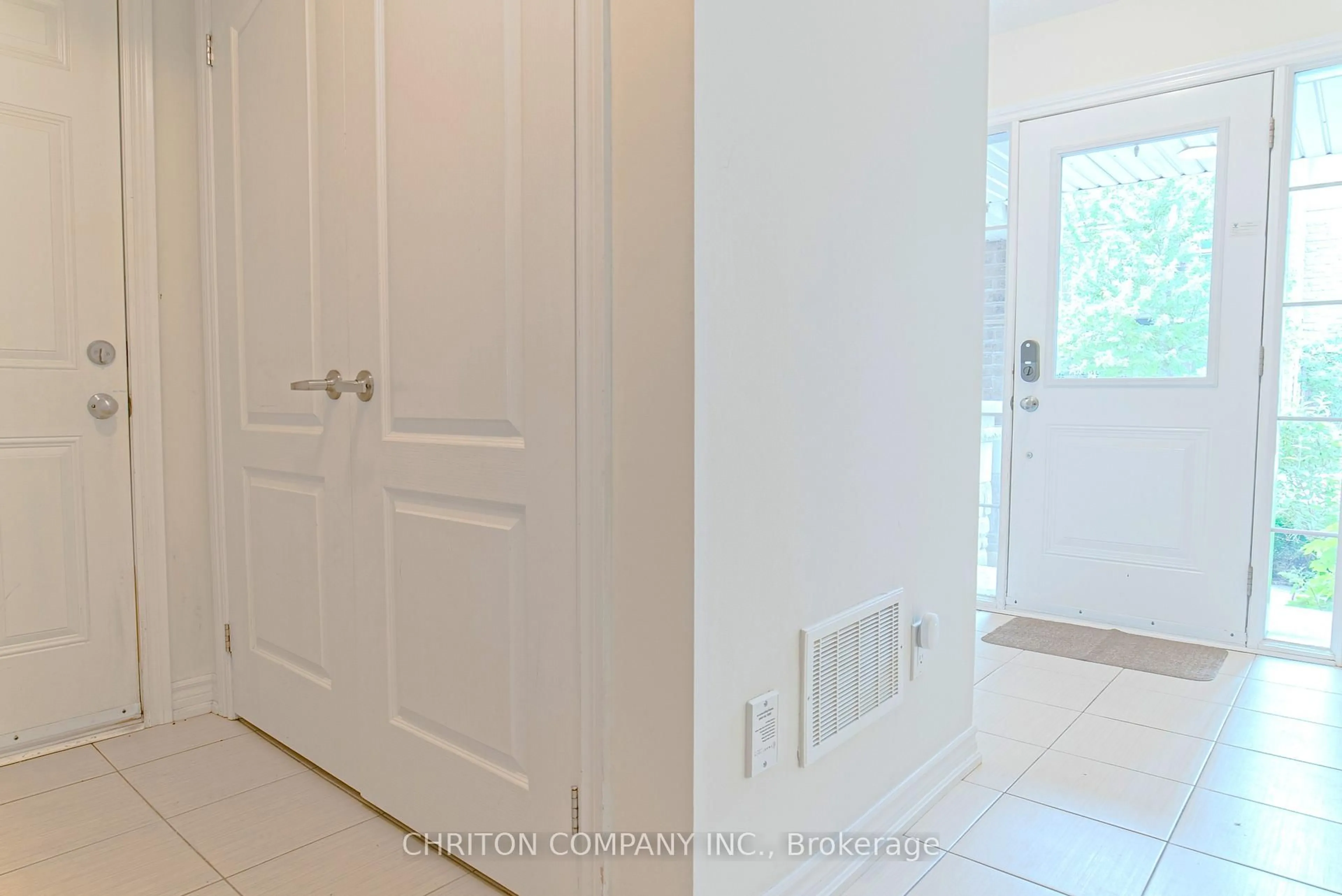 Indoor entryway for 2435 Greenwich Dr #55, Oakville Ontario L6M 0S4
