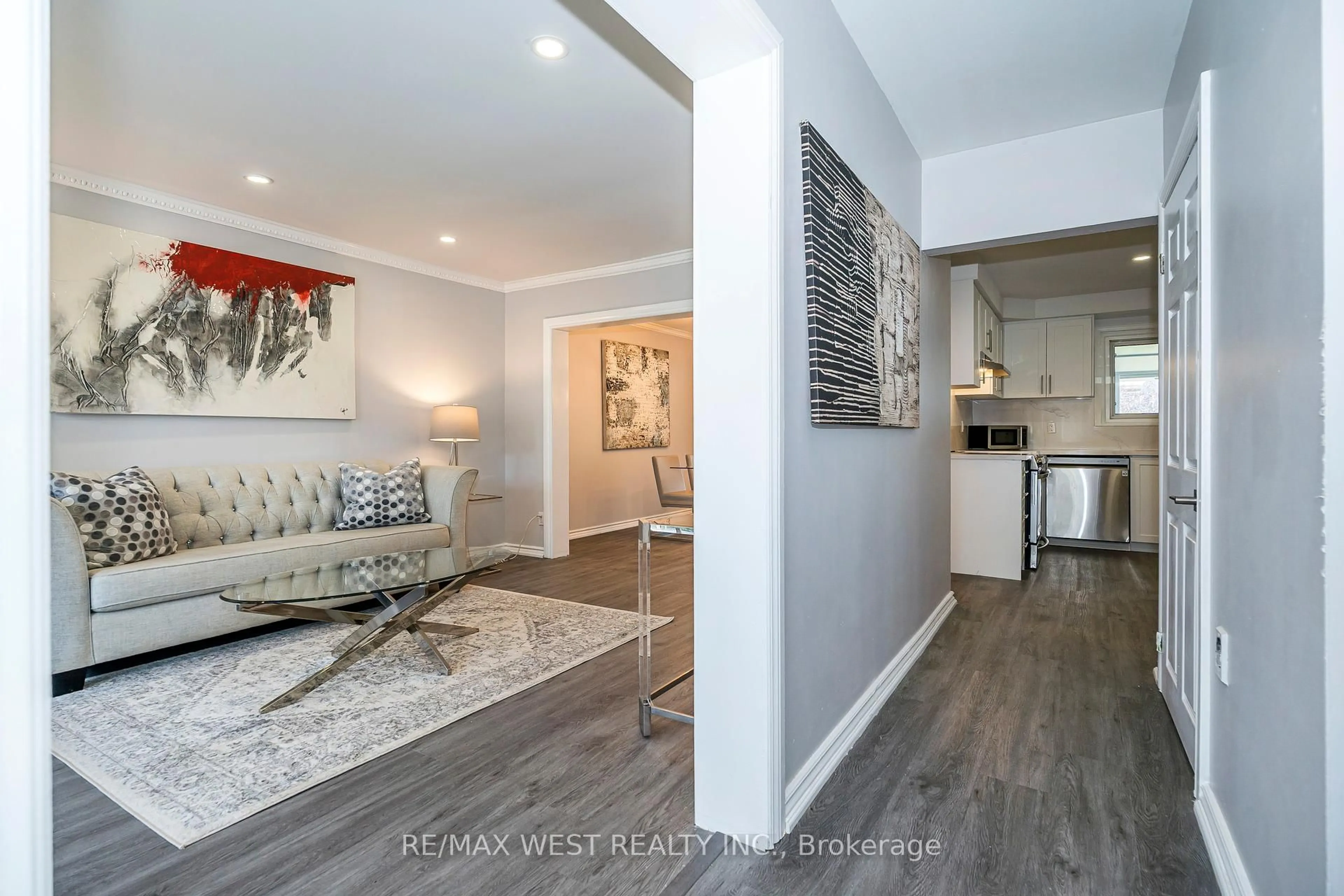 Indoor entryway for 128 Avondale Blvd, Brampton Ontario L6T 1H7