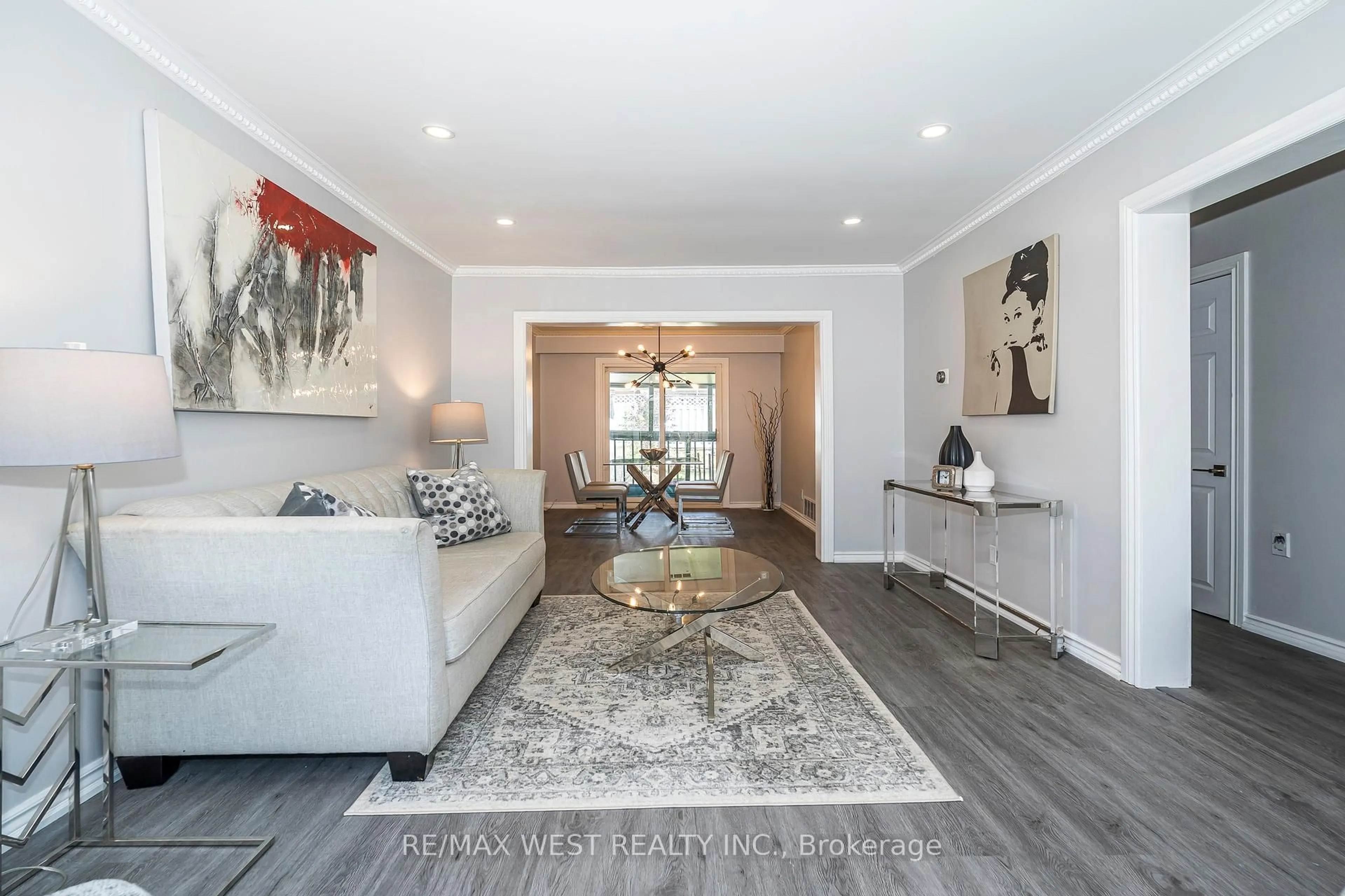 Living room with furniture, unknown for 128 Avondale Blvd, Brampton Ontario L6T 1H7