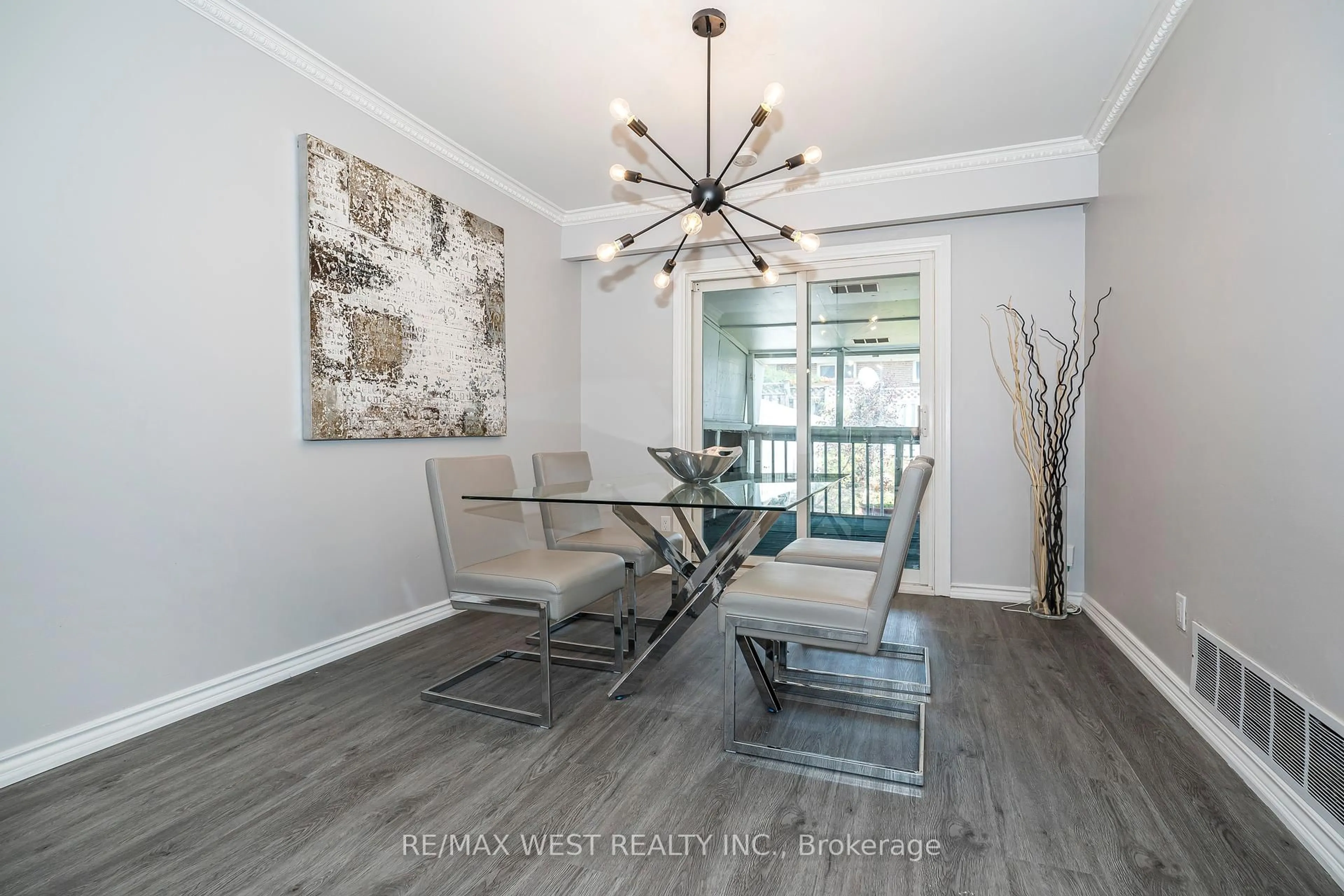 Dining room, wood/laminate floor for 128 Avondale Blvd, Brampton Ontario L6T 1H7