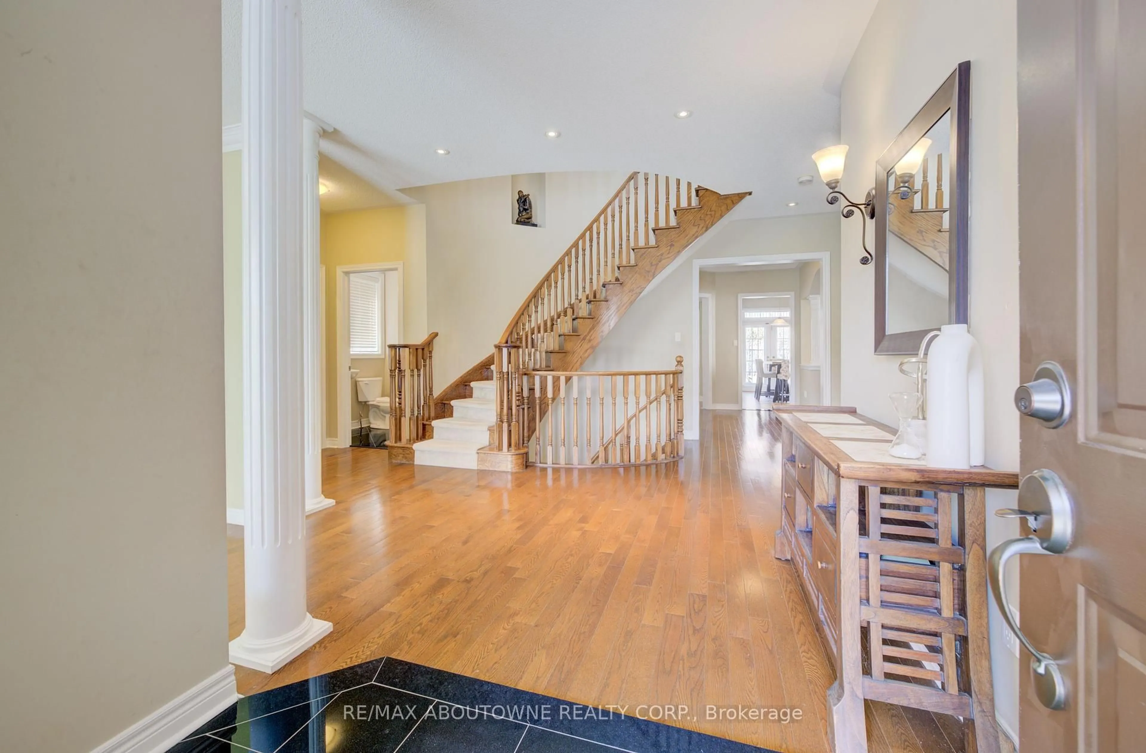 Indoor foyer for 1521 Craigleith Rd, Oakville Ontario L6H 7W3