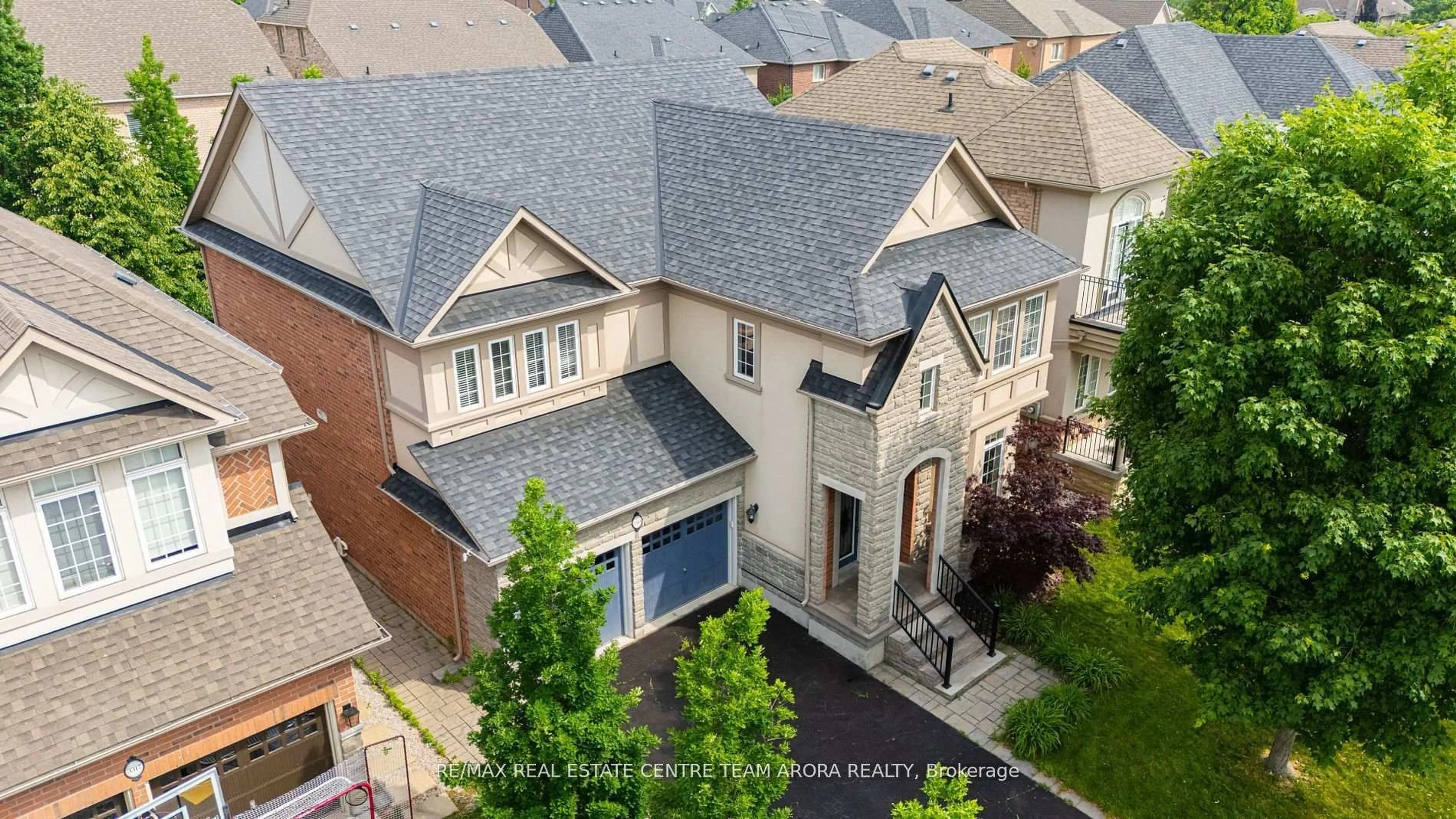 A pic from outside/outdoor area/front of a property/back of a property/a pic from drone, city buildings view from balcony for 3313 Mistwell Cres, Oakville Ontario L6L 0A2