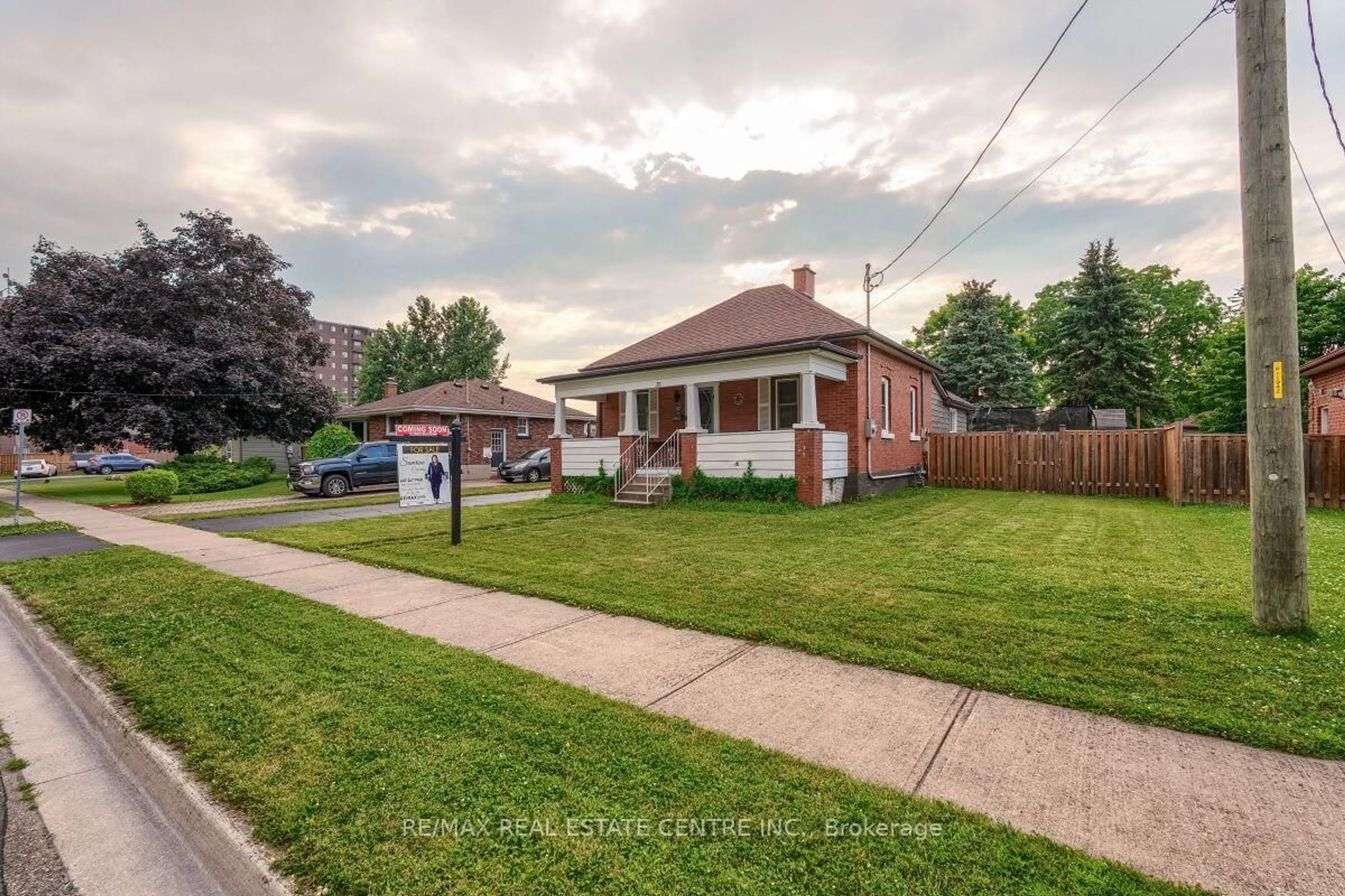 A pic from outside/outdoor area/front of a property/back of a property/a pic from drone, street for 33 MILES St, Milton Ontario L9T 1E5