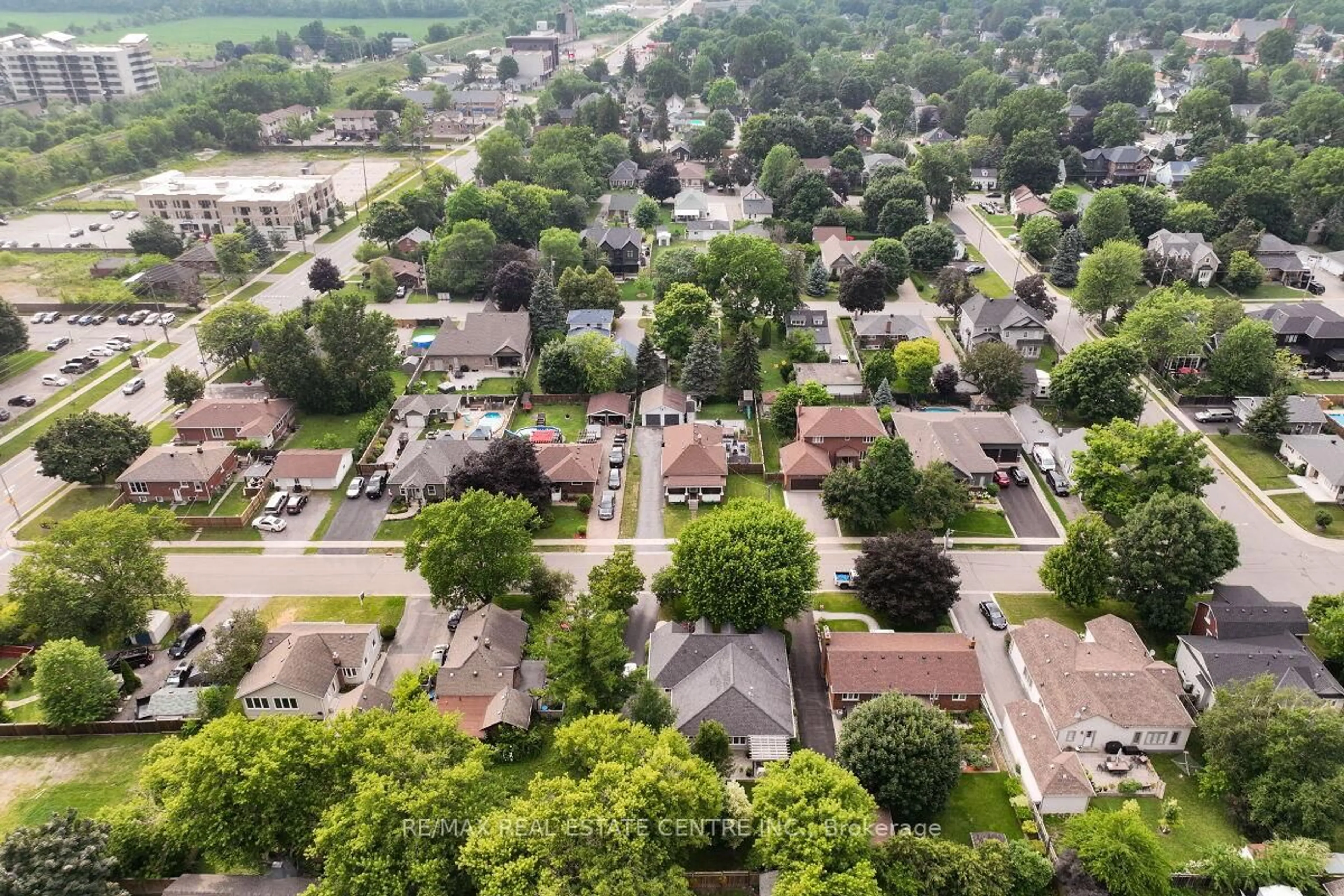 A pic from outside/outdoor area/front of a property/back of a property/a pic from drone, street for 33 MILES St, Milton Ontario L9T 1E5