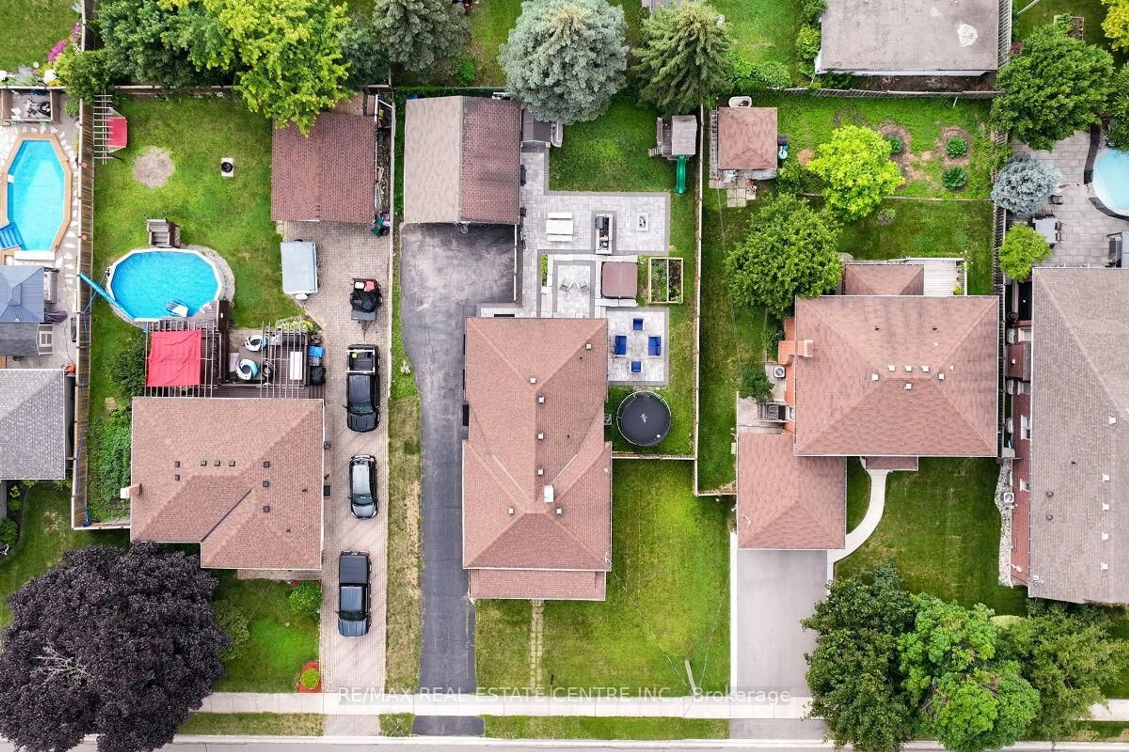 A pic from outside/outdoor area/front of a property/back of a property/a pic from drone, street for 33 MILES St, Milton Ontario L9T 1E5