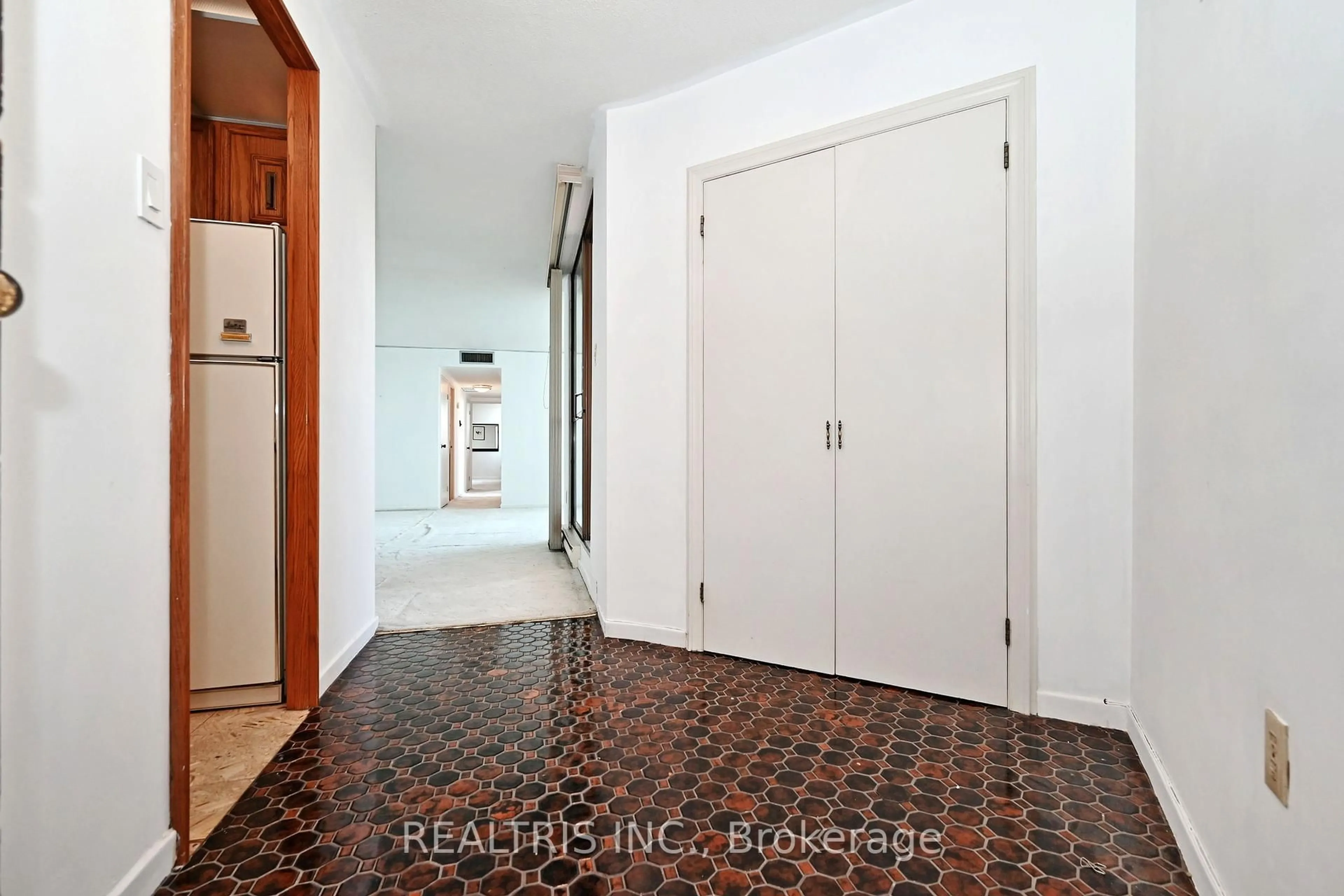 Indoor entryway for 2323 Confederation Pkwy #807, Mississauga Ontario L5B 1R6