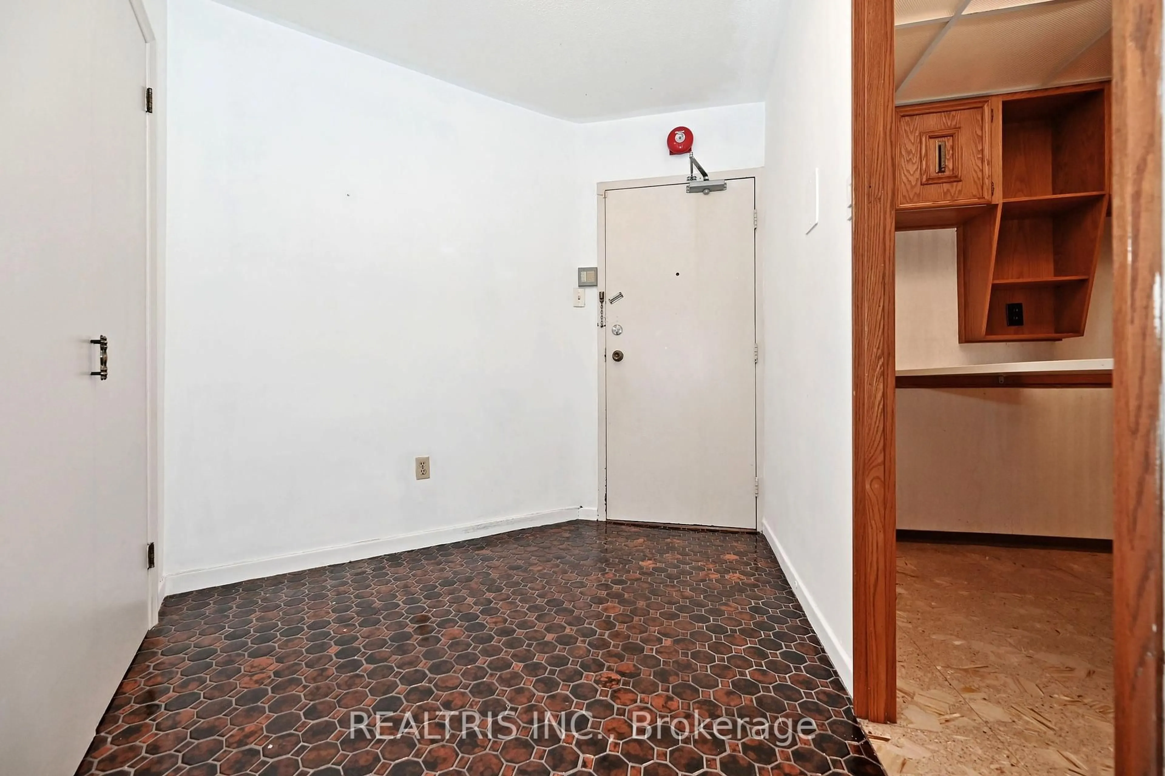 Unknown for 2323 Confederation Pkwy #807, Mississauga Ontario L5B 1R6