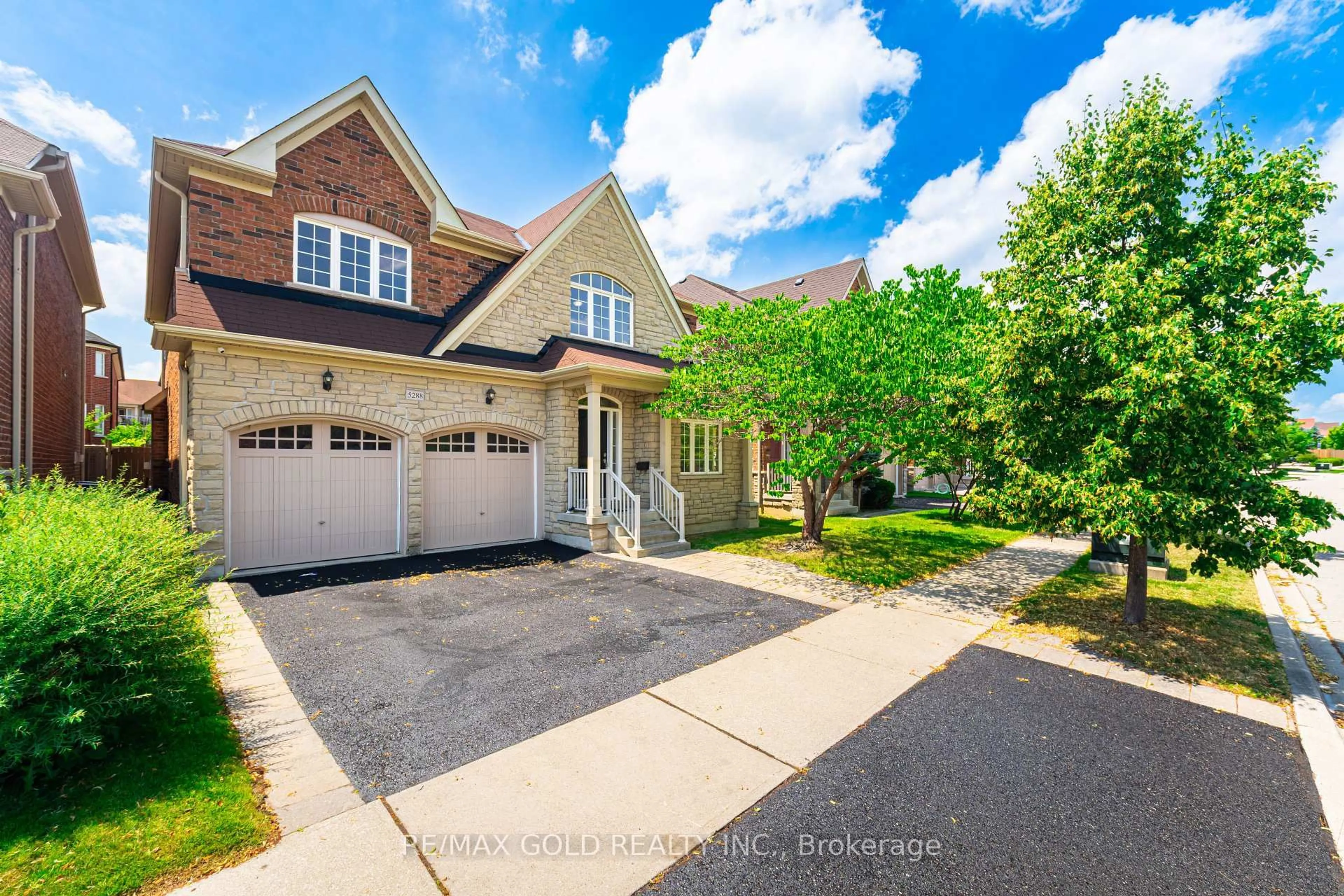 A pic from outside/outdoor area/front of a property/back of a property/a pic from drone, street for 5288 Longford Cres, Mississauga Ontario L5M 0J3