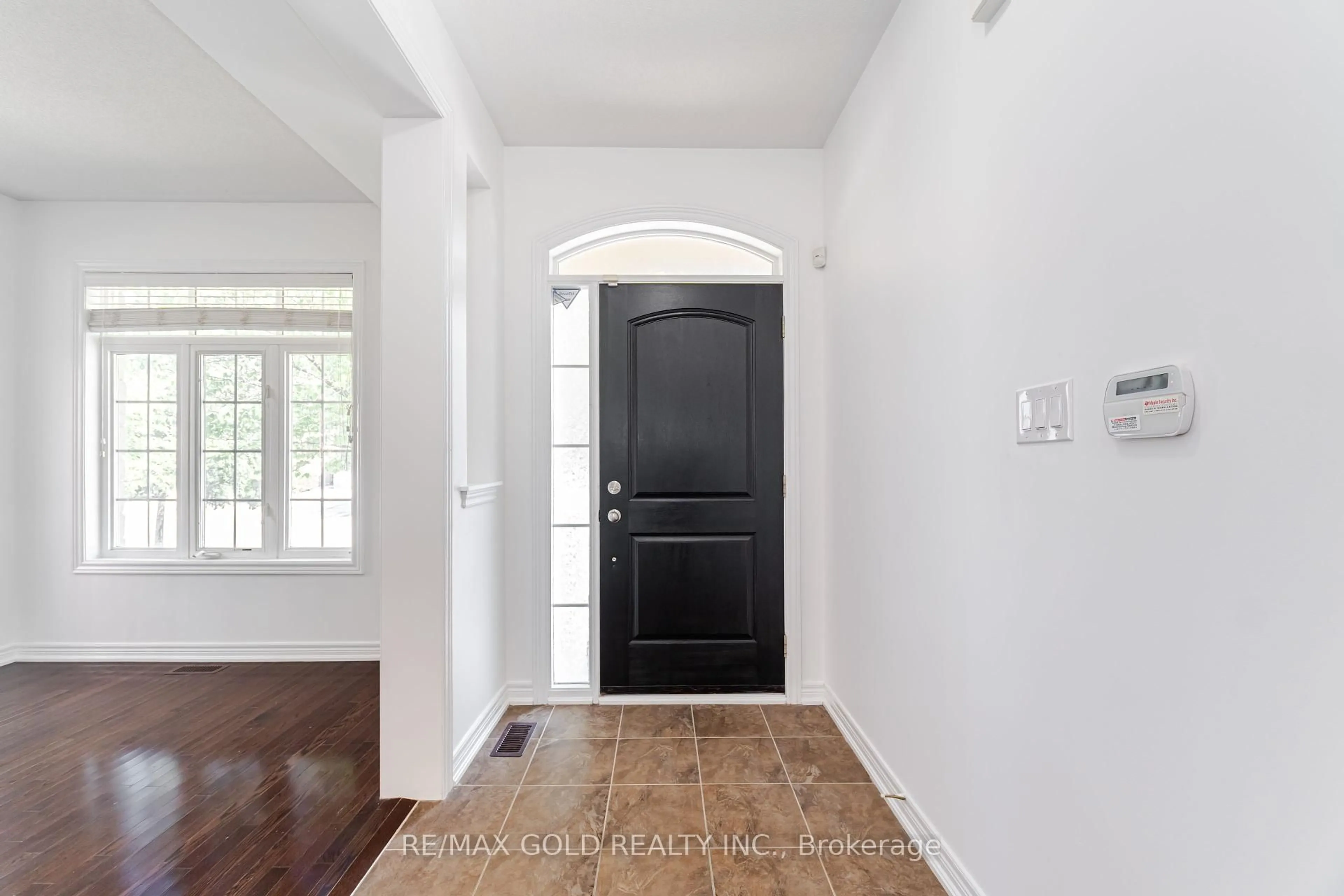 Indoor entryway for 5288 Longford Cres, Mississauga Ontario L5M 0J3