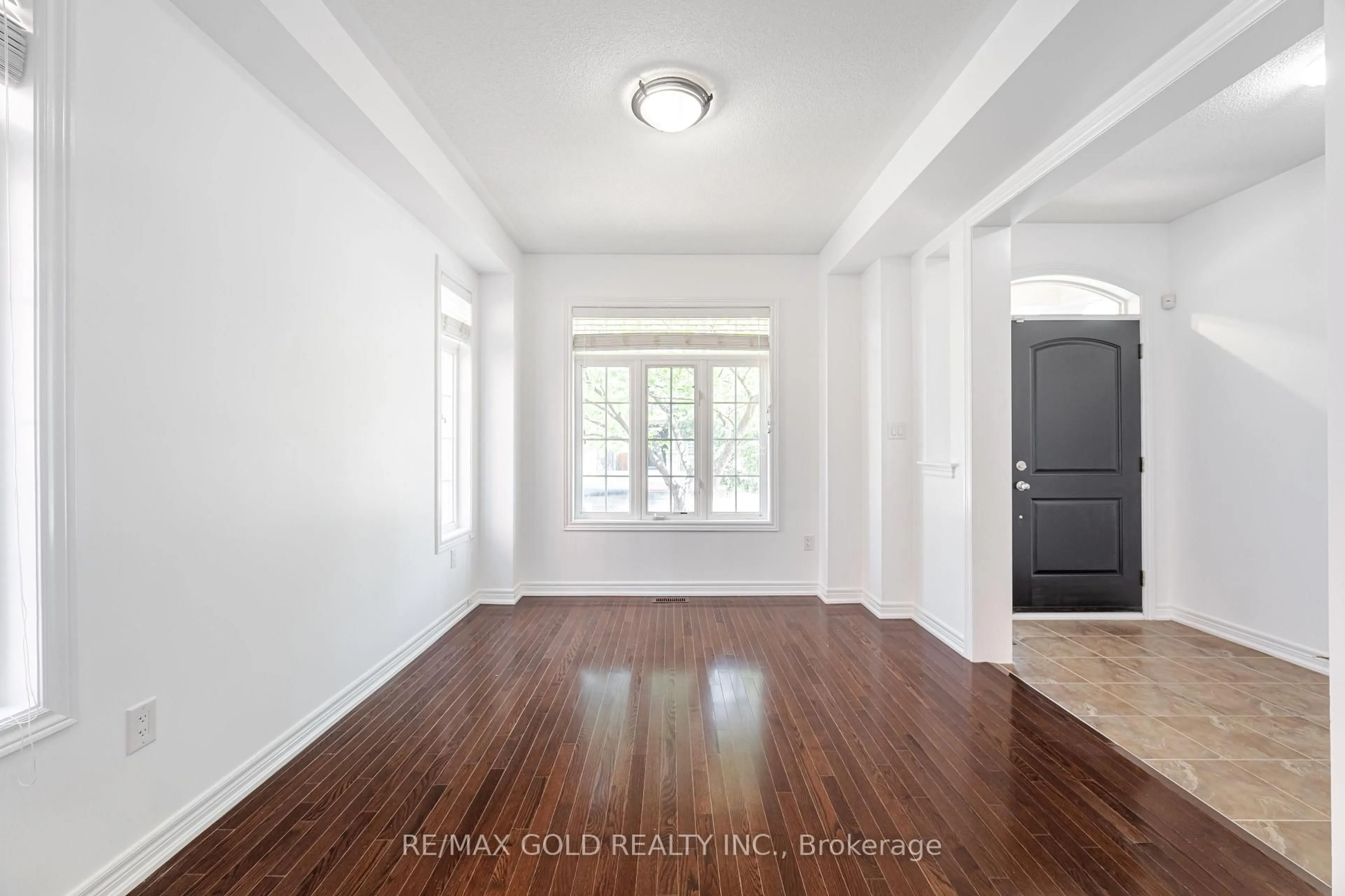 Indoor entryway for 5288 Longford Cres, Mississauga Ontario L5M 0J3