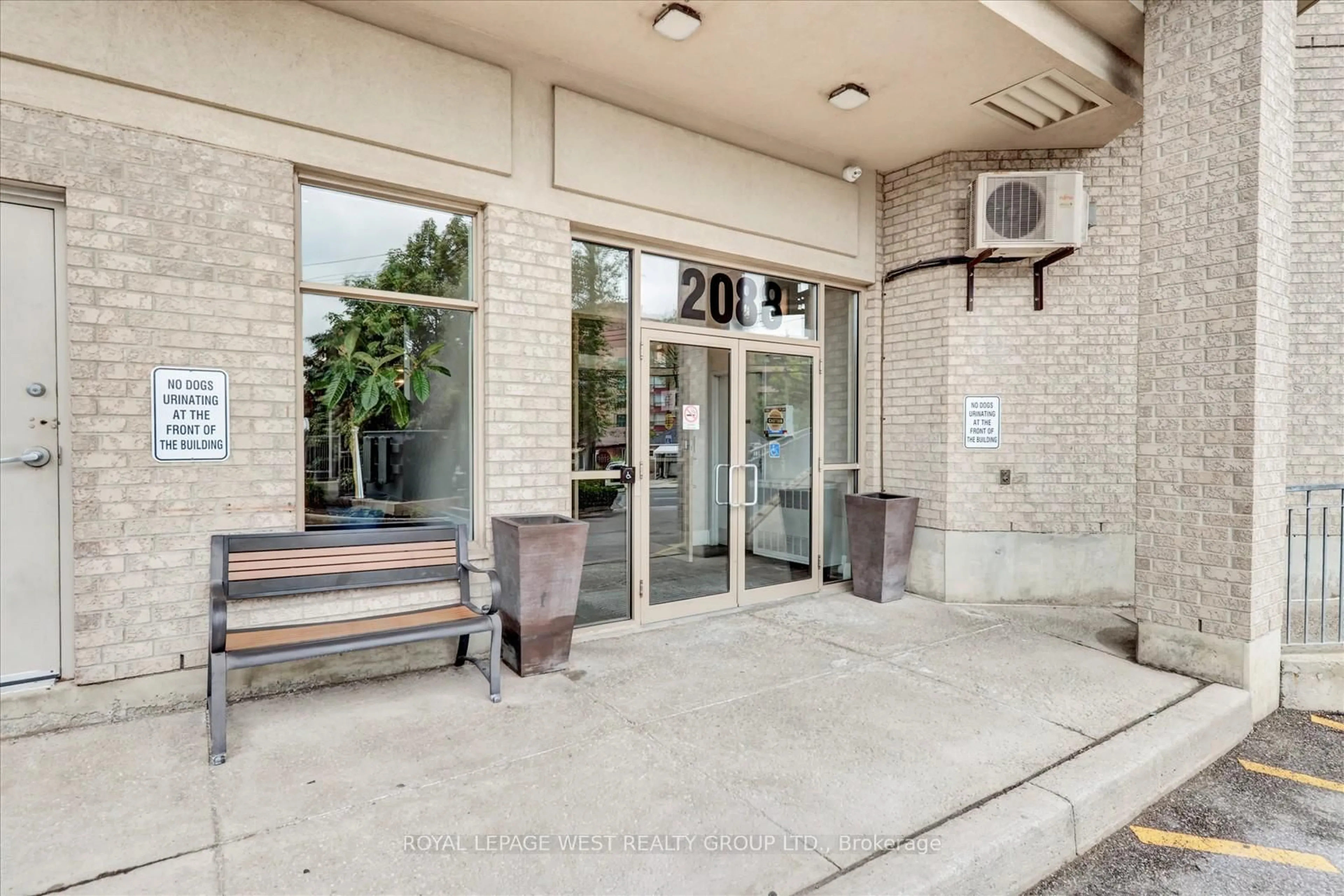 Indoor foyer for 2088 Lawrence Ave #515, Toronto Ontario M9N 3Z9