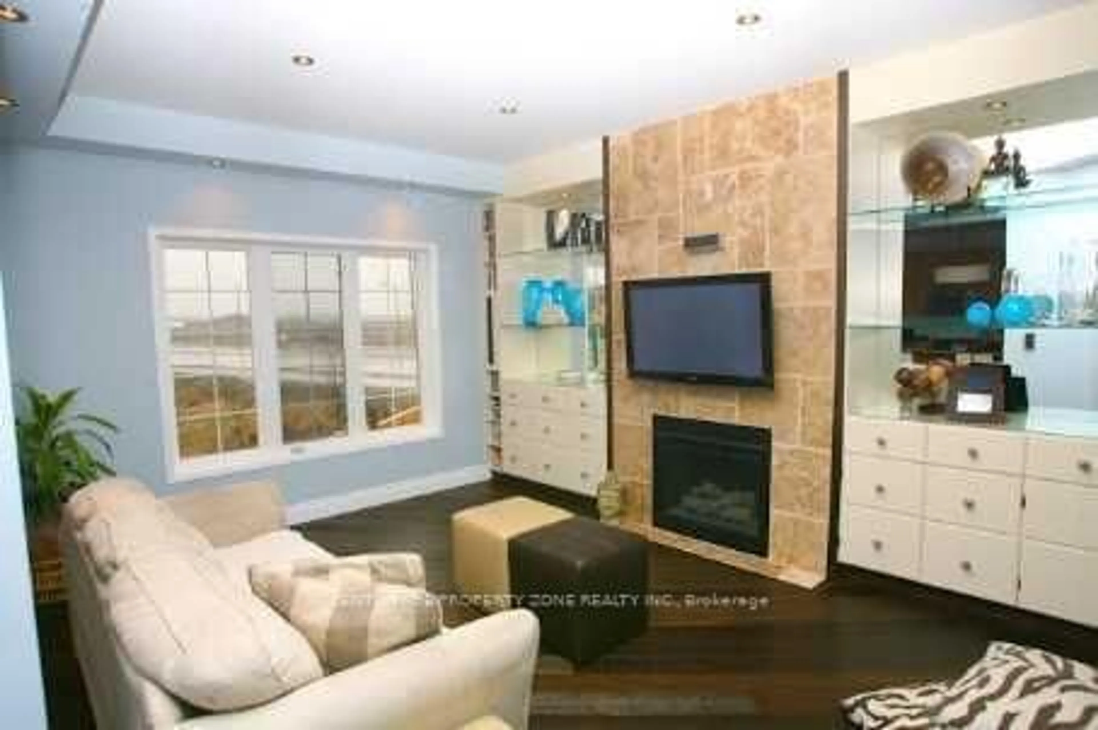 Living room with furniture, unknown for 2 Abbotsbury Dr, Brampton Ontario L6X 0S3