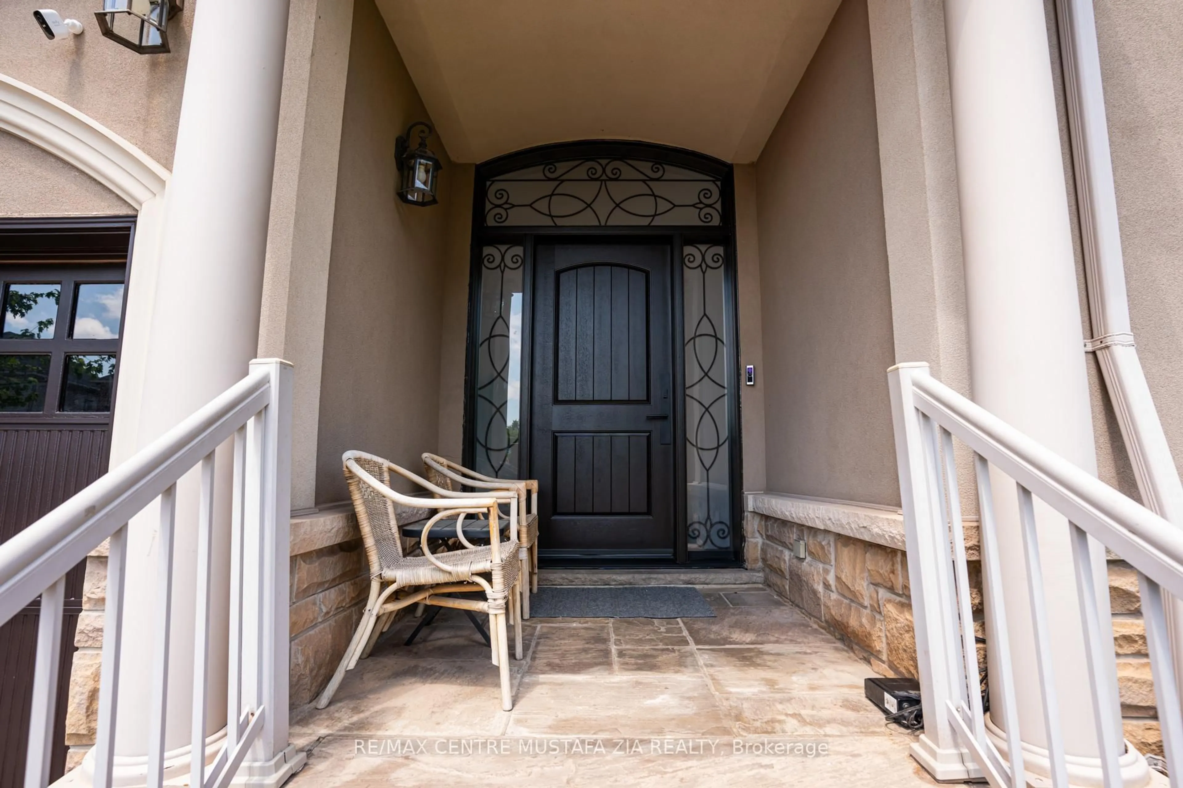 Indoor entryway for 2522 Lyndhurst Dr, Oakville Ontario L6H 7W3