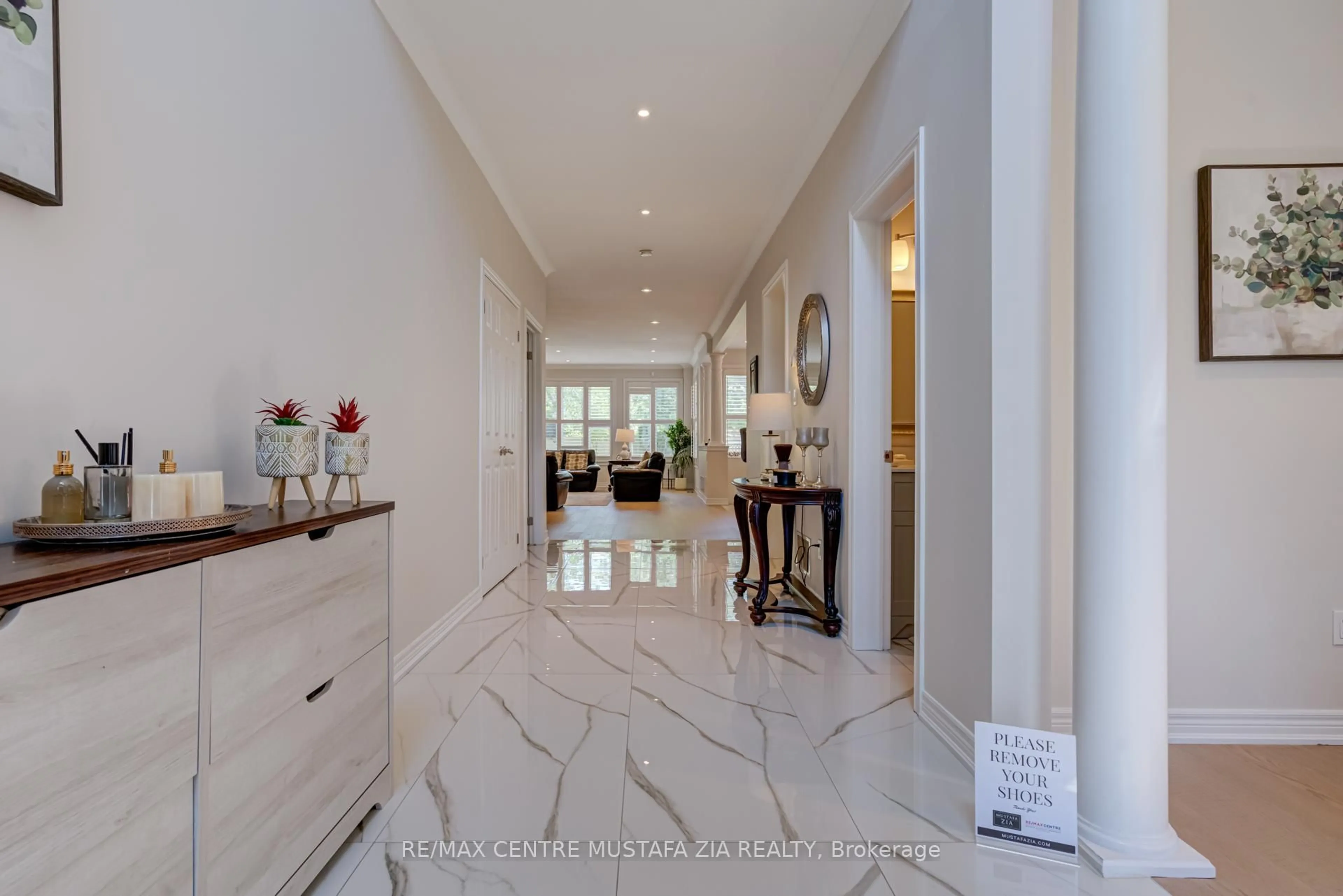 Indoor foyer for 2522 Lyndhurst Dr, Oakville Ontario L6H 7W3