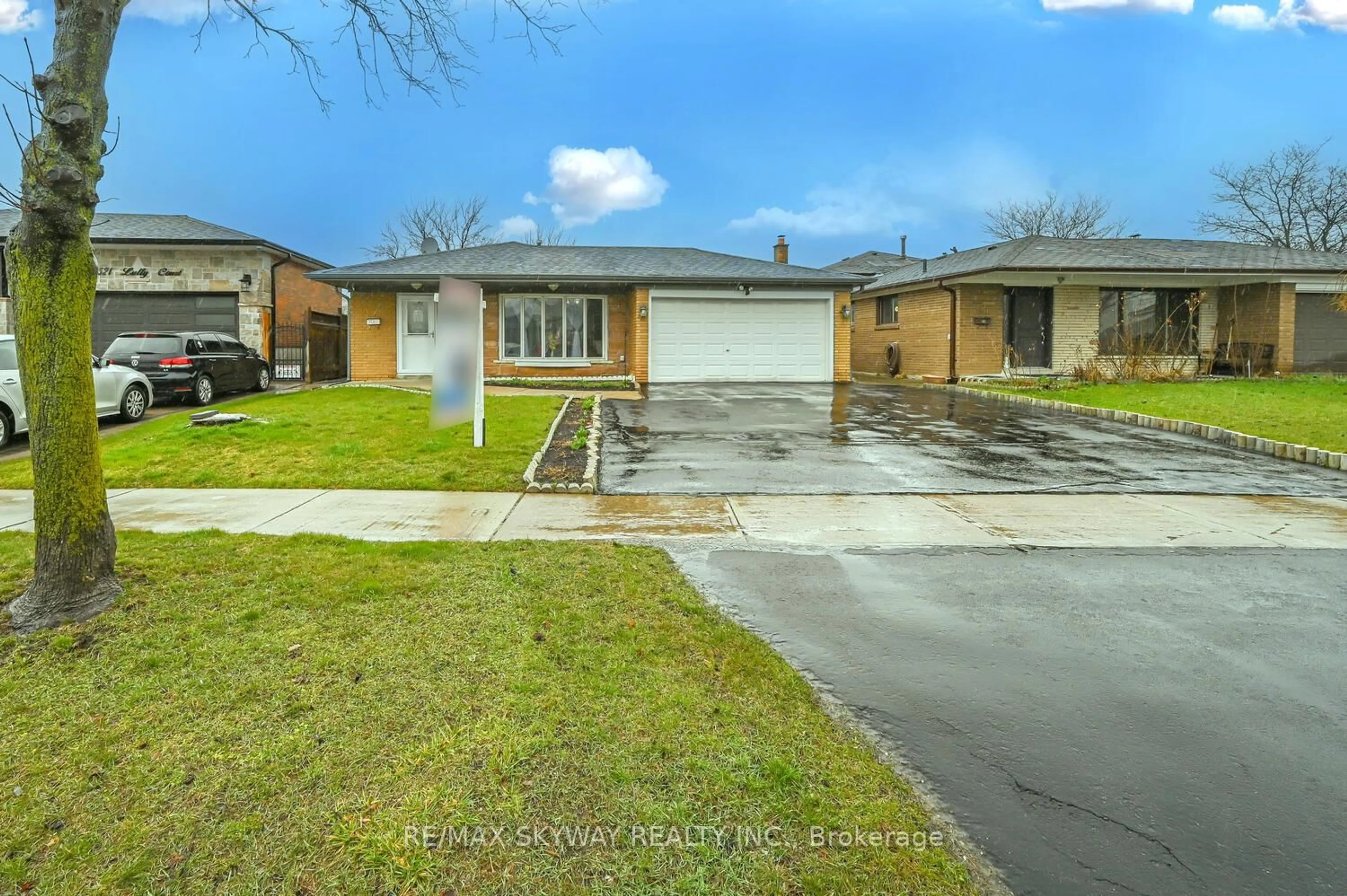 A pic from outside/outdoor area/front of a property/back of a property/a pic from drone, street for 7517 Lully Crt, Mississauga Ontario L4T 2P2