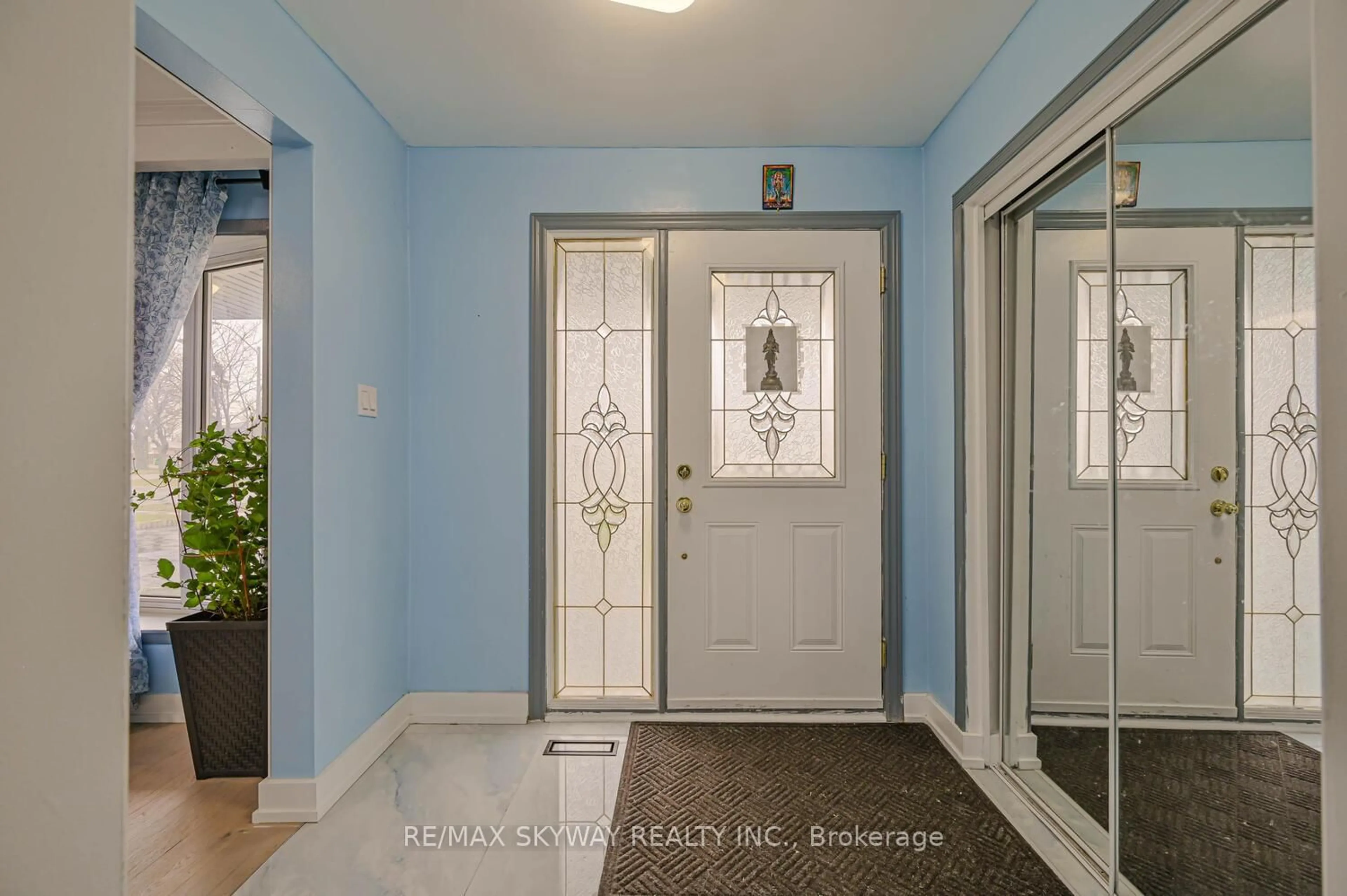 Indoor entryway for 7517 Lully Crt, Mississauga Ontario L4T 2P2