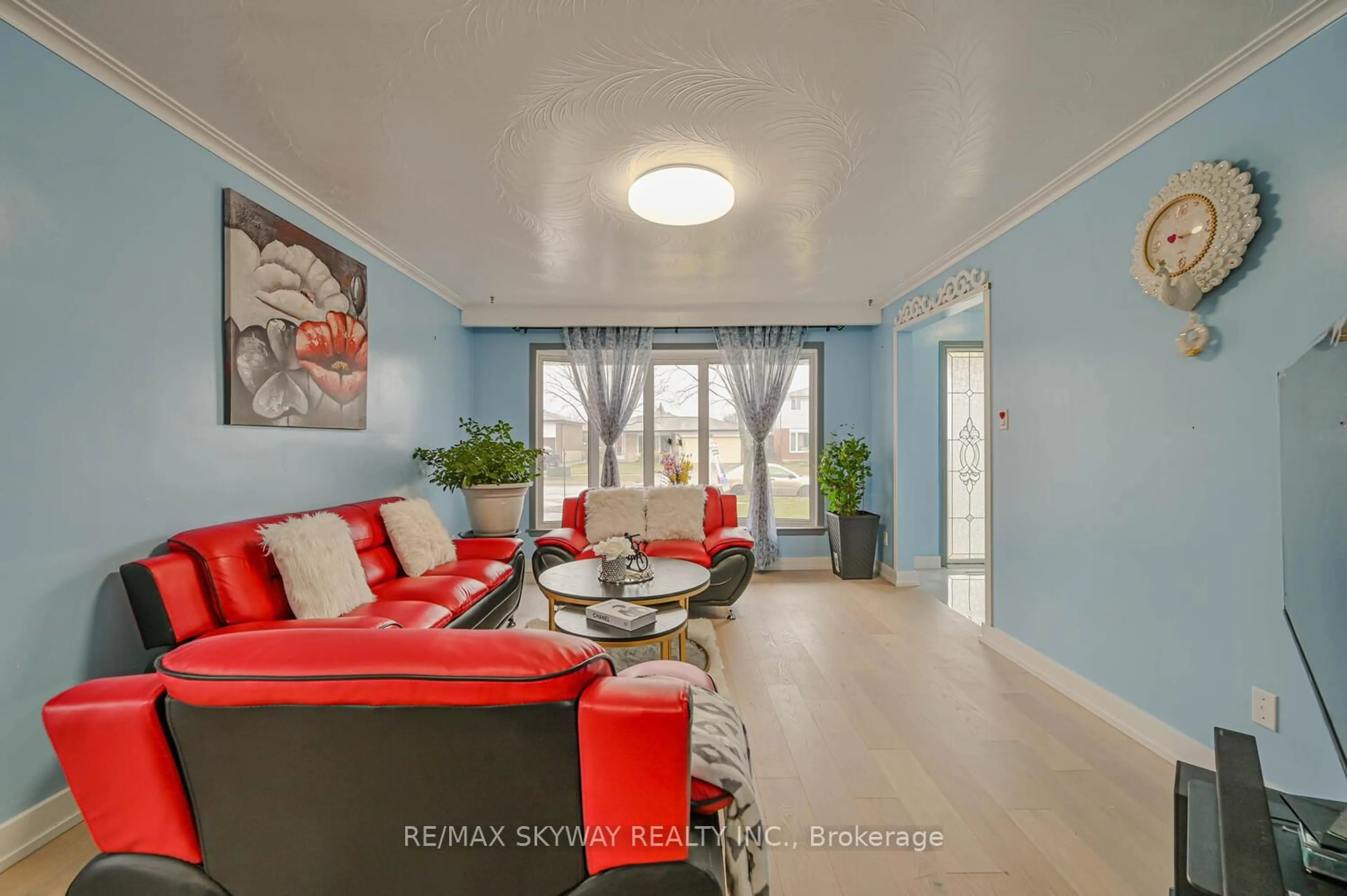 Living room with furniture, unknown for 7517 Lully Crt, Mississauga Ontario L4T 2P2