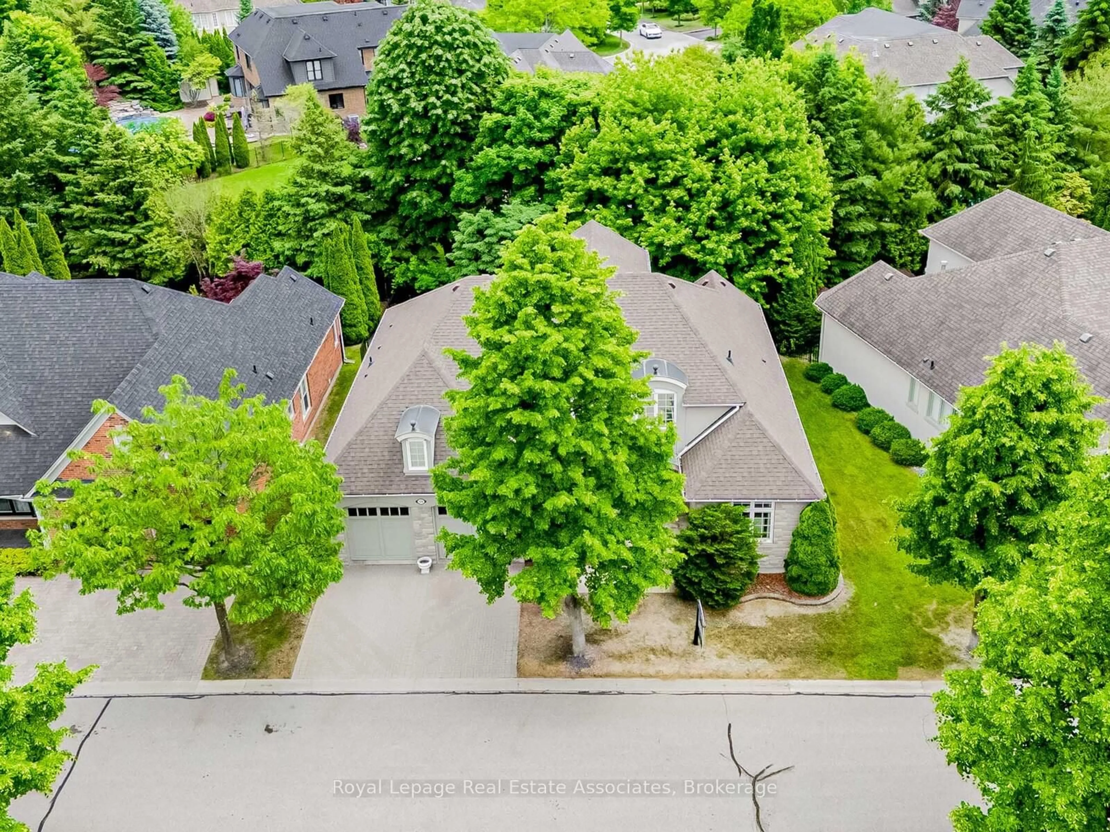 A pic from outside/outdoor area/front of a property/back of a property/a pic from drone, street for 726 Hidden Grove Lane, Mississauga Ontario L5H 4L2