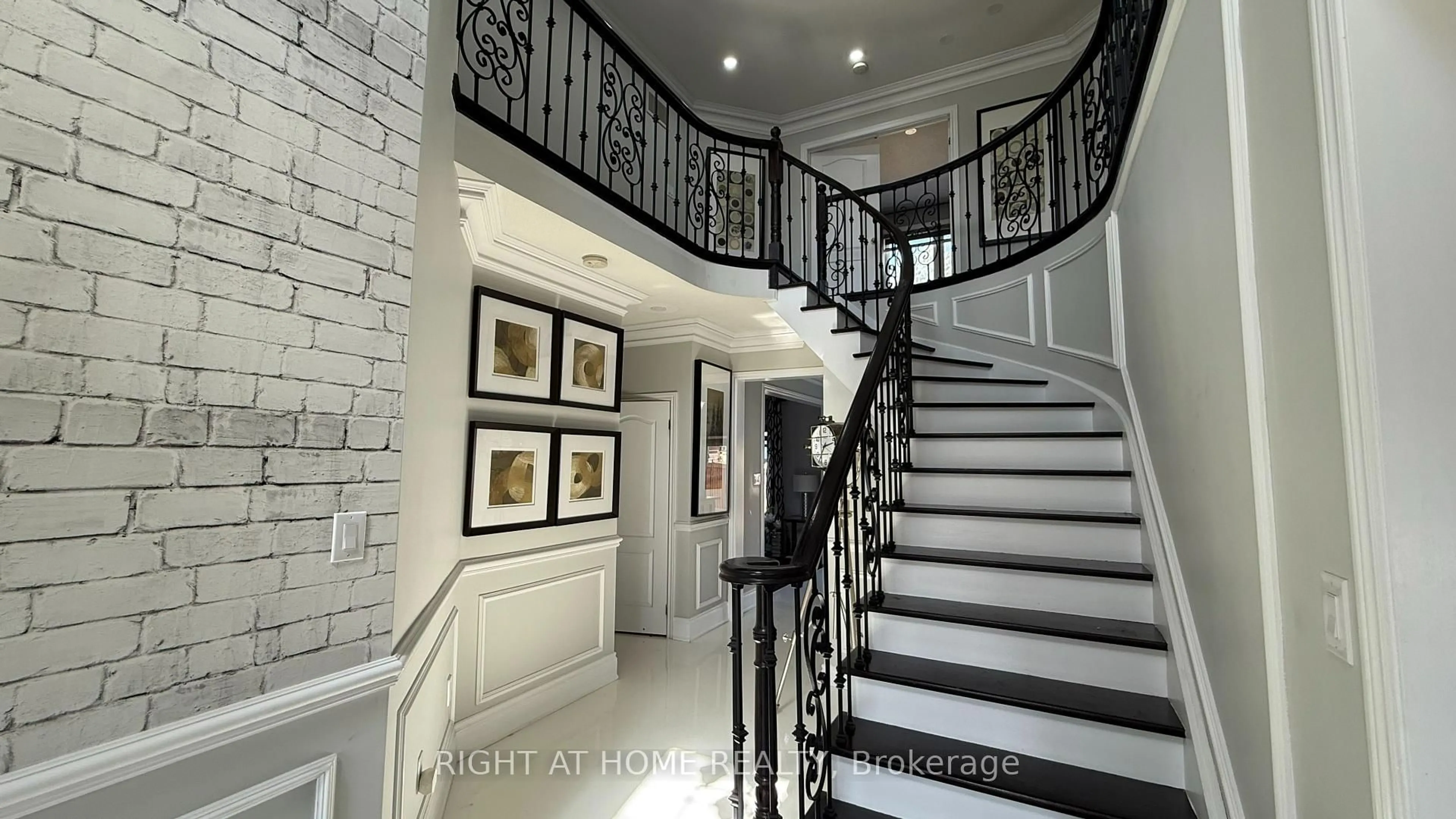 Indoor foyer for 7 Yellow Avens Blvd, Brampton Ontario L6R 0K5