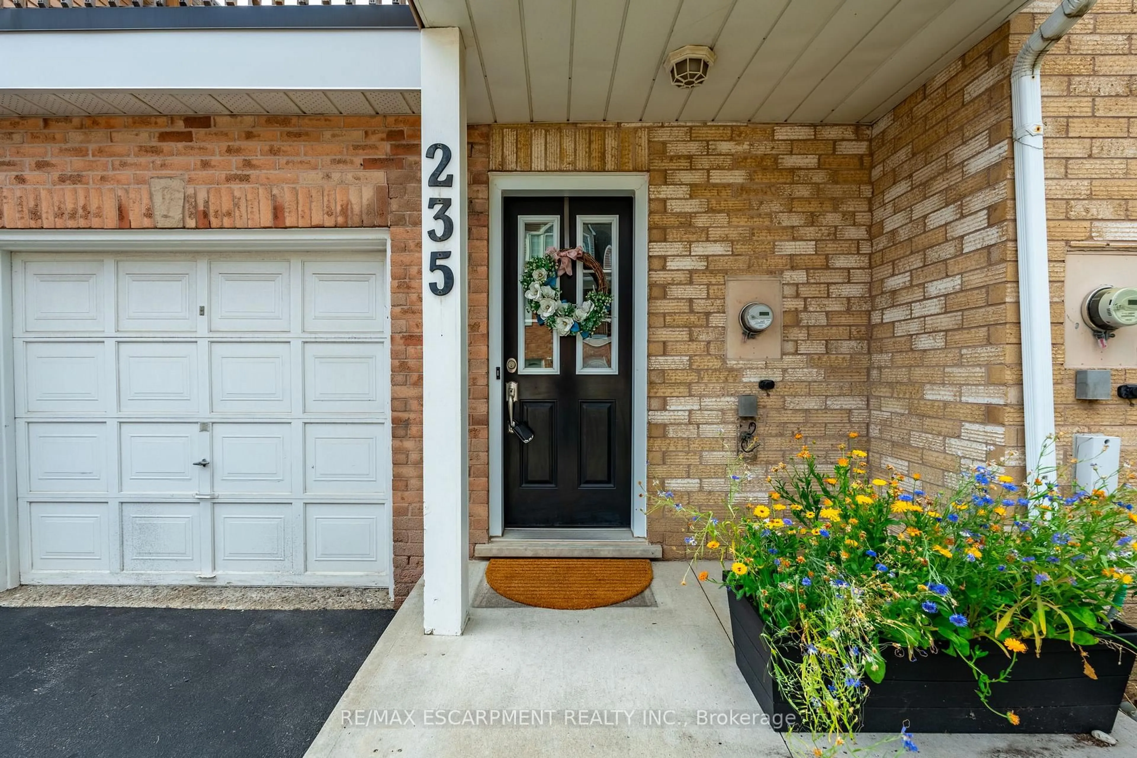 Indoor entryway for 2075 Walkers Line #235, Burlington Ontario L7M 4G7