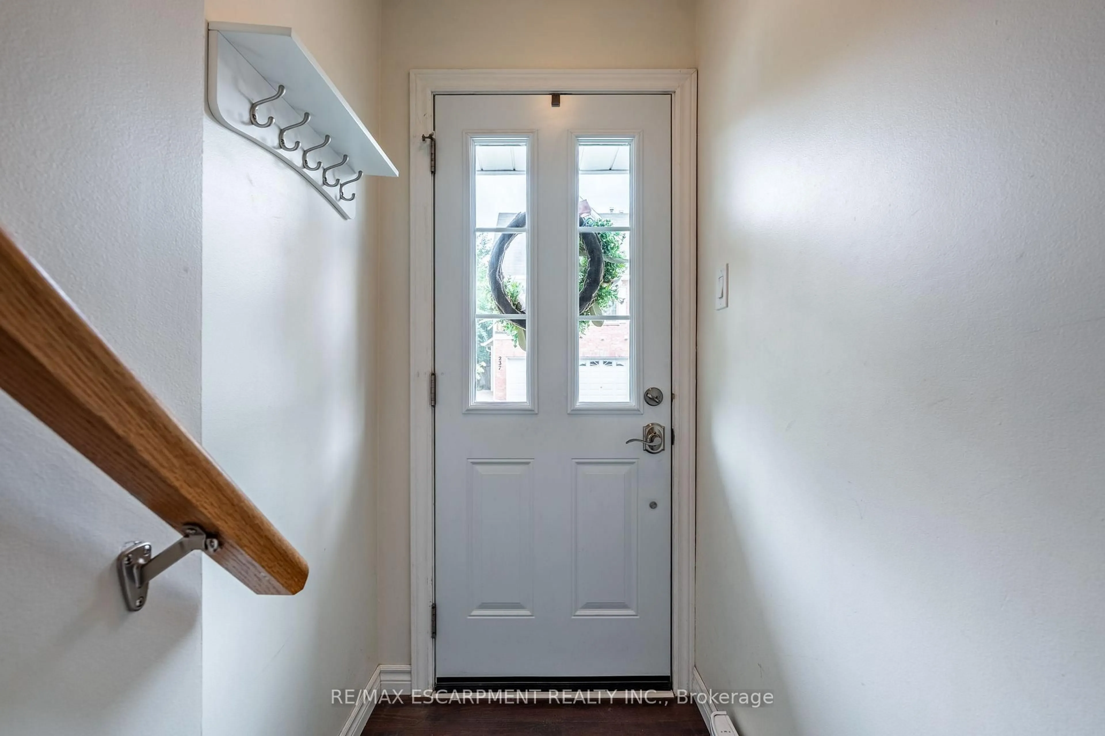 Indoor entryway for 2075 Walkers Line #235, Burlington Ontario L7M 4G7