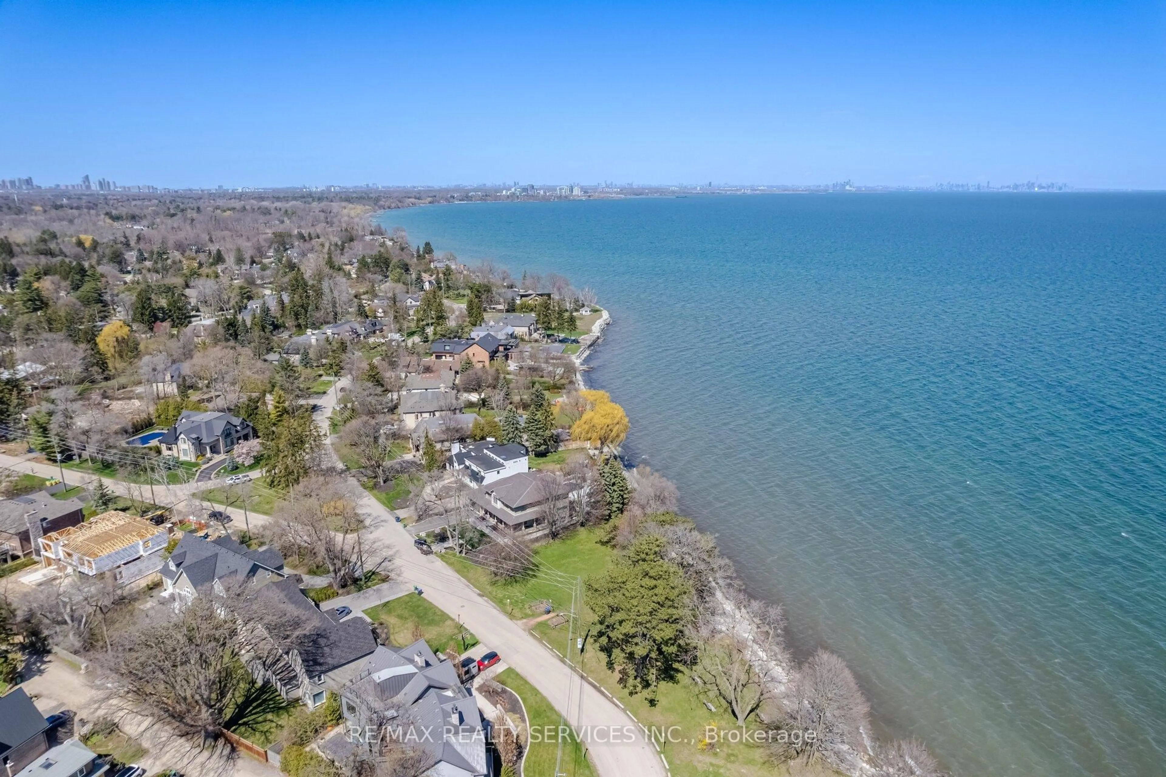 A pic from outside/outdoor area/front of a property/back of a property/a pic from drone, water/lake/river/ocean view for 1607 Watersedge Rd, Mississauga Ontario L5J 1A6