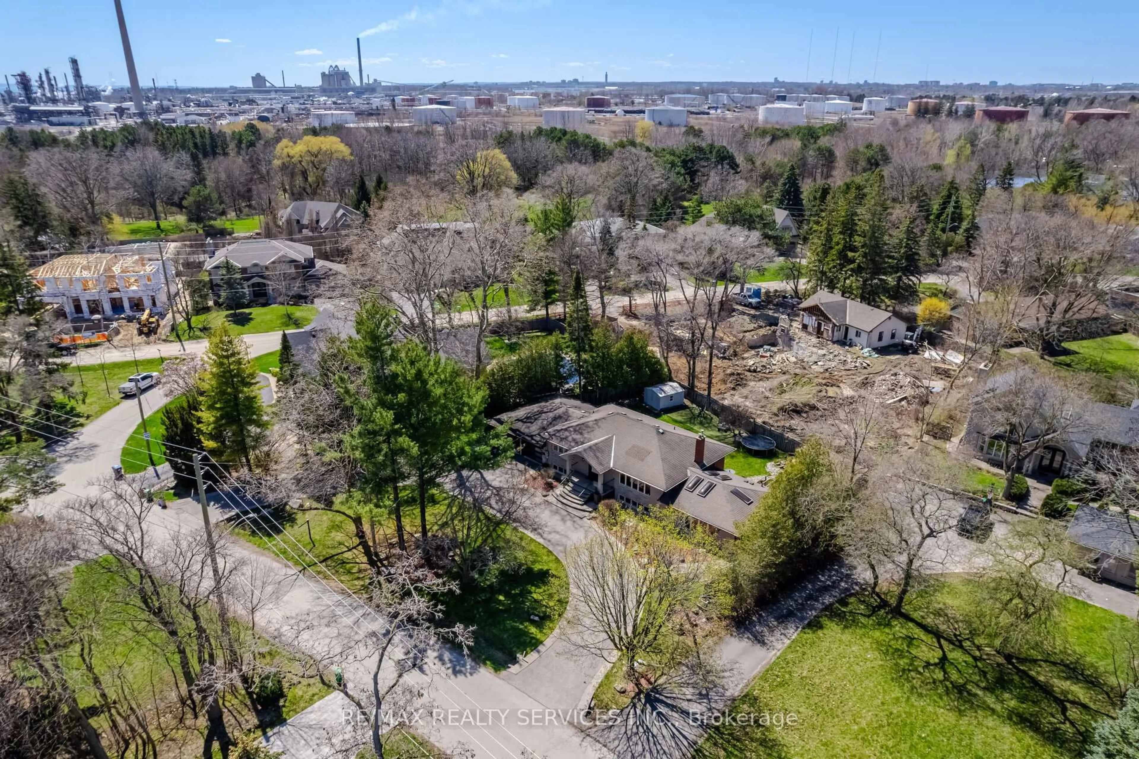 A pic from outside/outdoor area/front of a property/back of a property/a pic from drone, street for 1607 Watersedge Rd, Mississauga Ontario L5J 1A6
