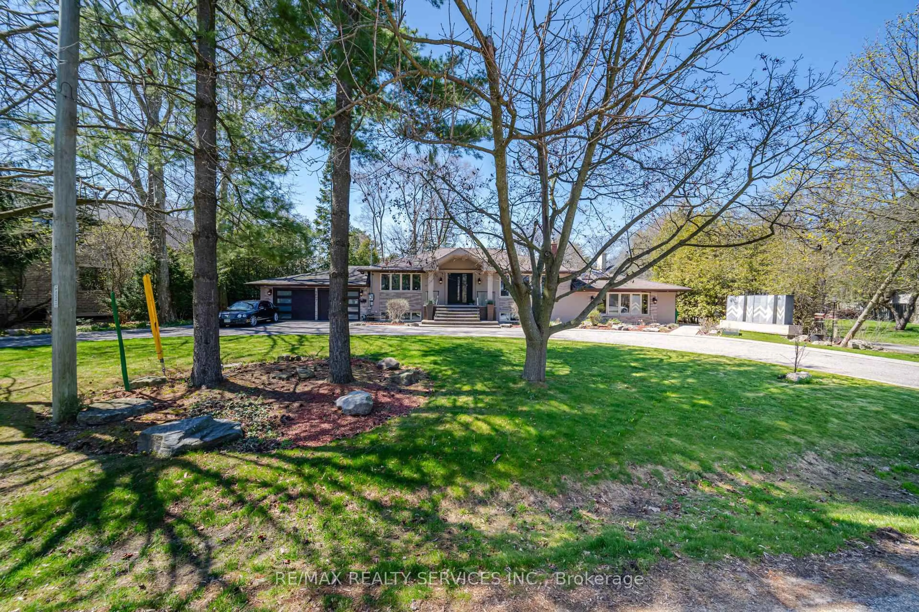 A pic from outside/outdoor area/front of a property/back of a property/a pic from drone, unknown for 1607 Watersedge Rd, Mississauga Ontario L5J 1A6