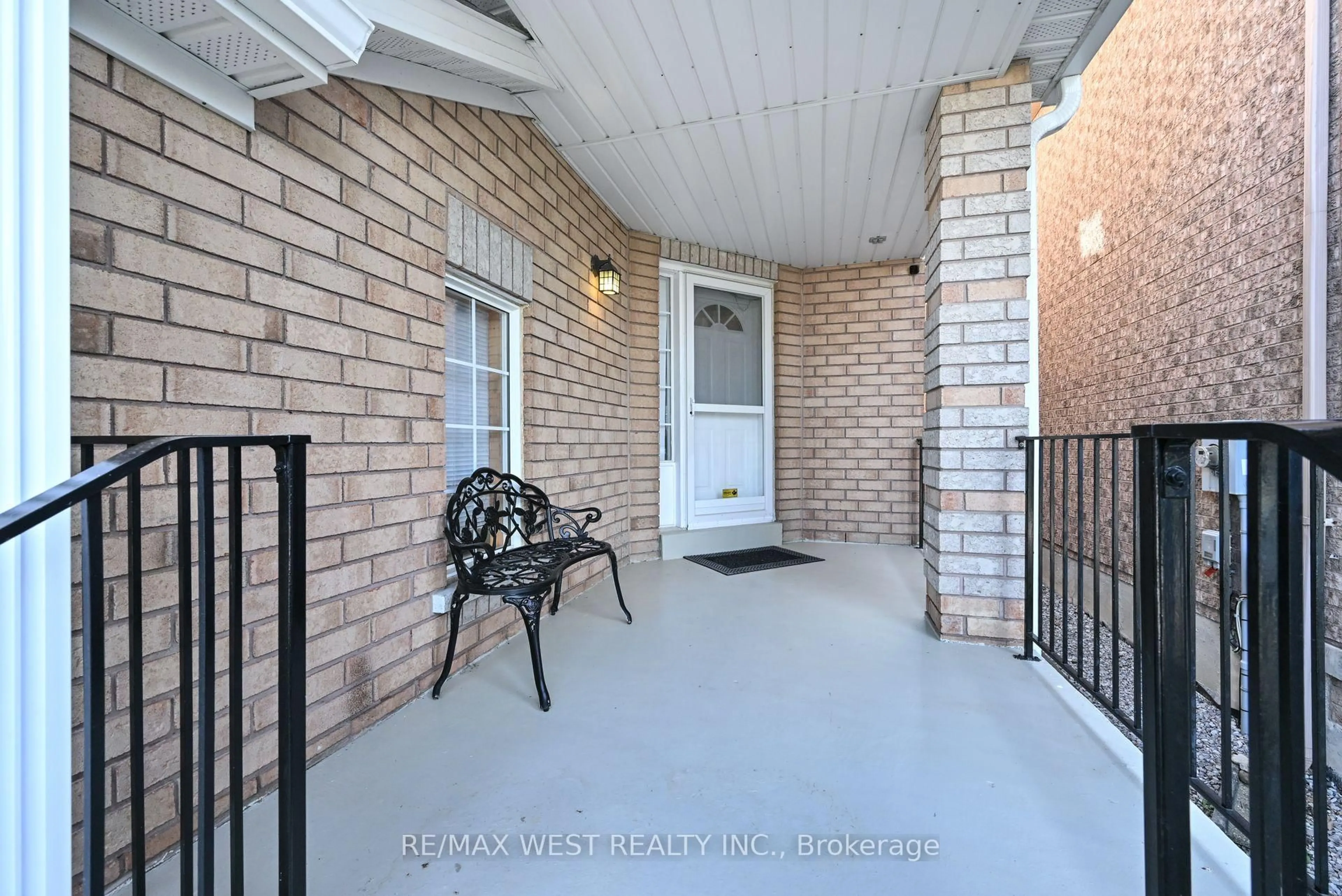 Patio, street for 32 Crestridge Dr, Caledon Ontario L7E 2T7