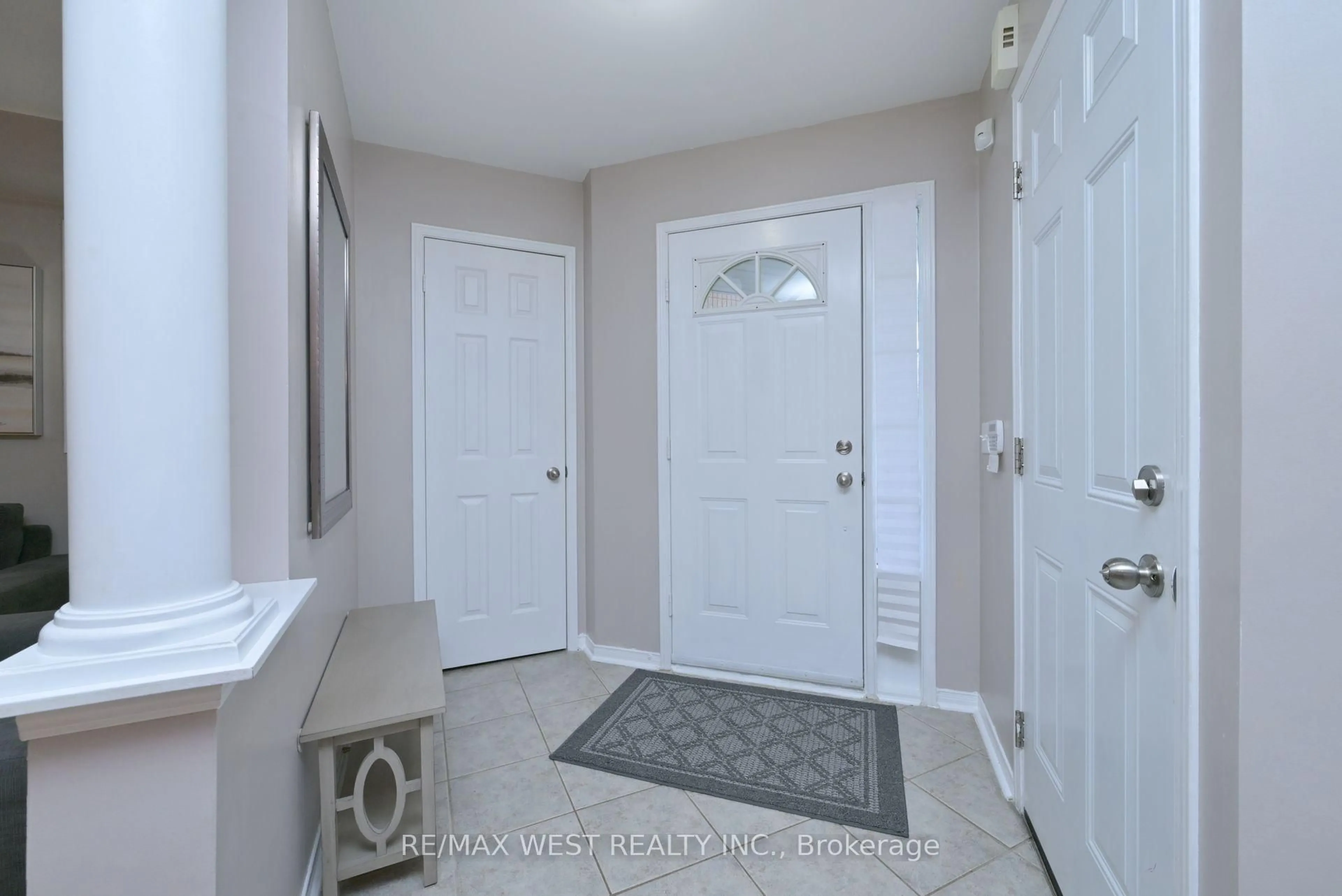 Indoor entryway for 32 Crestridge Dr, Caledon Ontario L7E 2T7