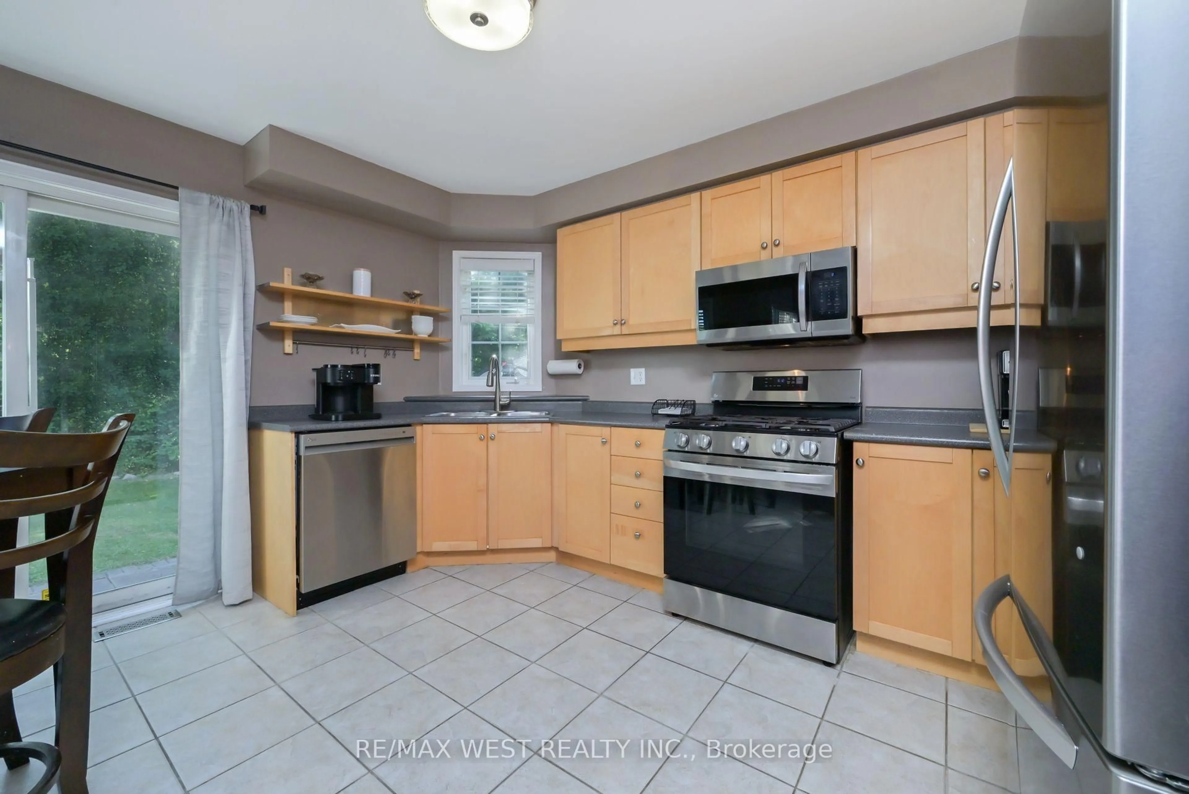Standard kitchen, ceramic/tile floor for 32 Crestridge Dr, Caledon Ontario L7E 2T7