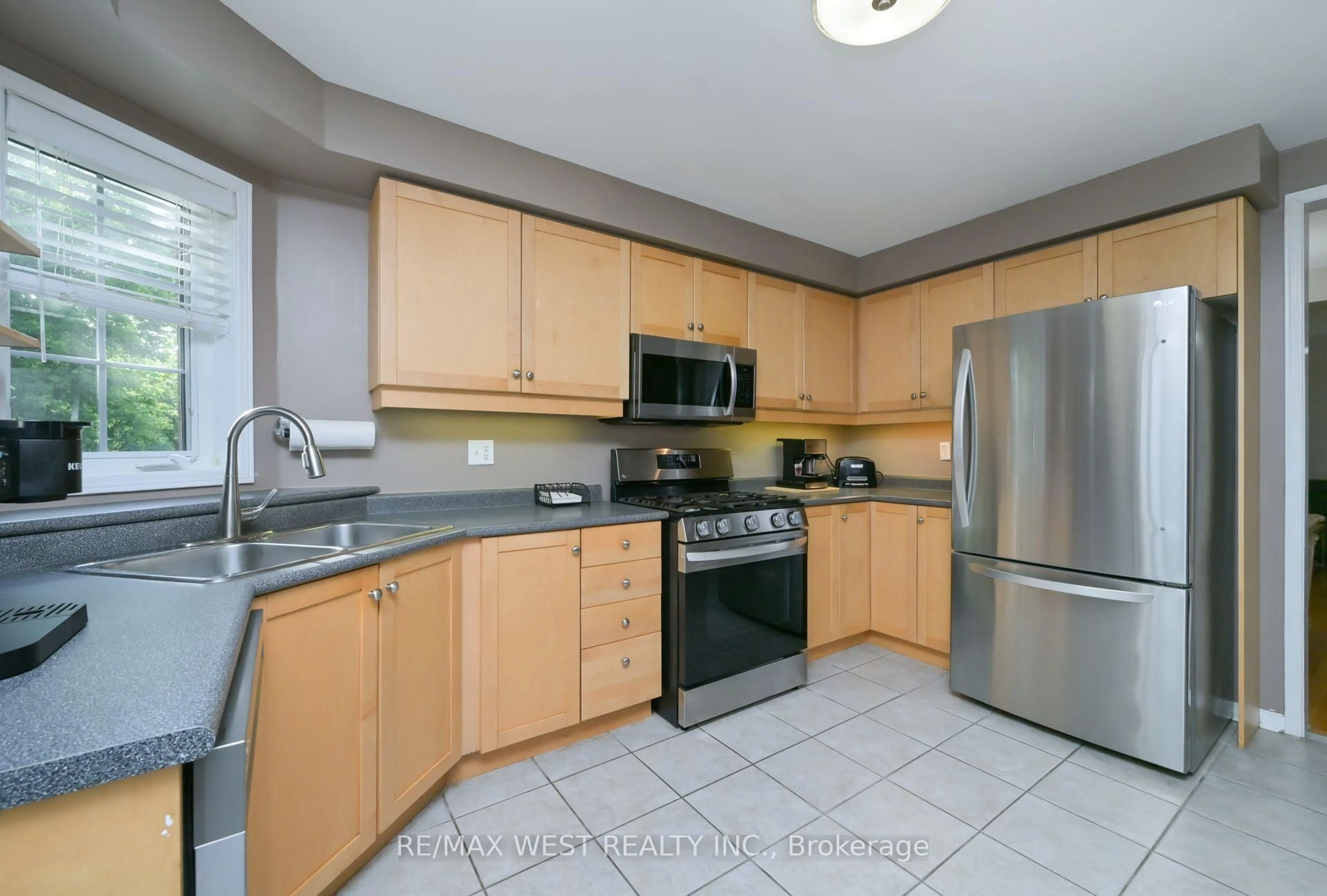 Standard kitchen, ceramic/tile floor for 32 Crestridge Dr, Caledon Ontario L7E 2T7