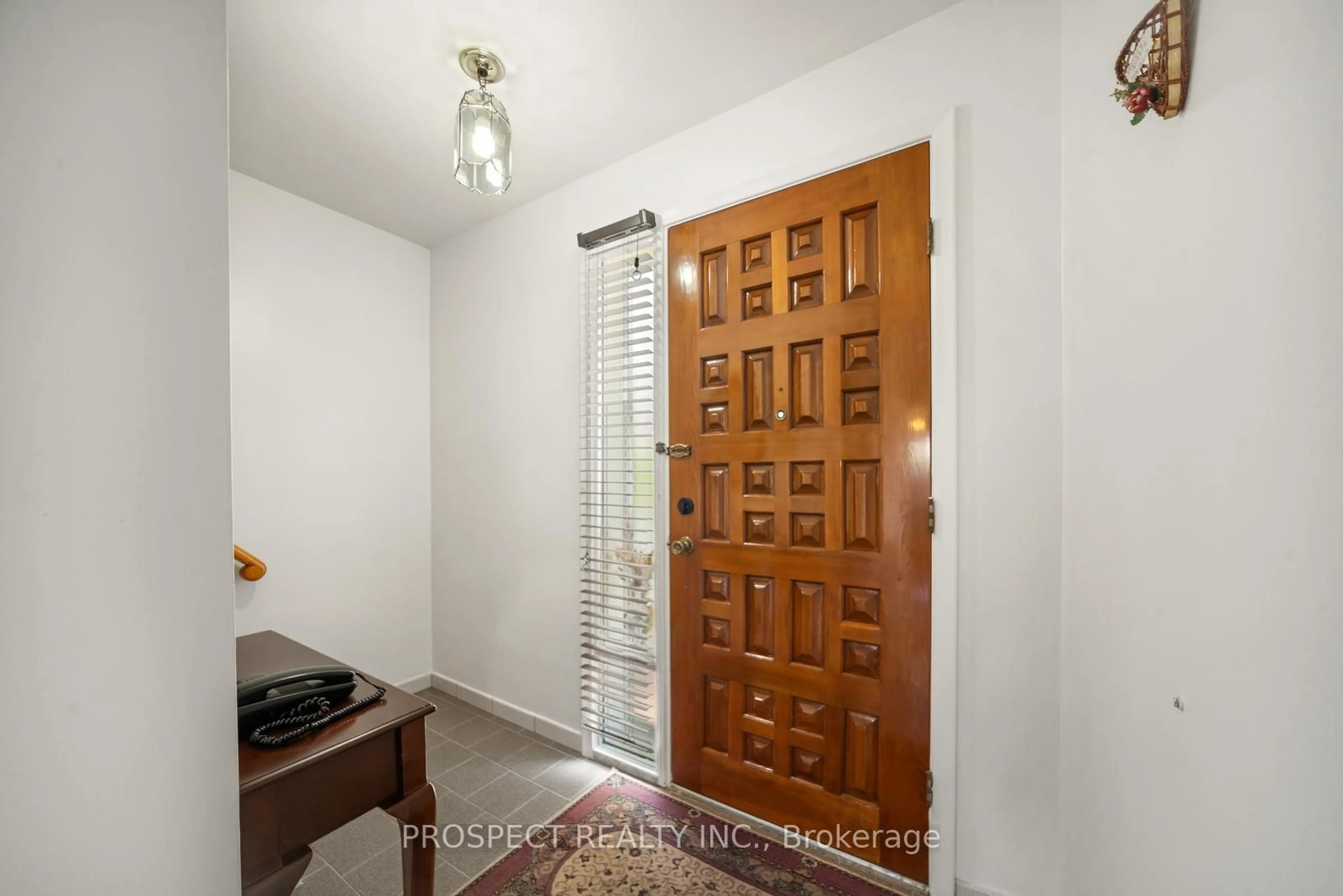 Indoor entryway for 8 Sonnet Crt, Toronto Ontario M6L 1J7