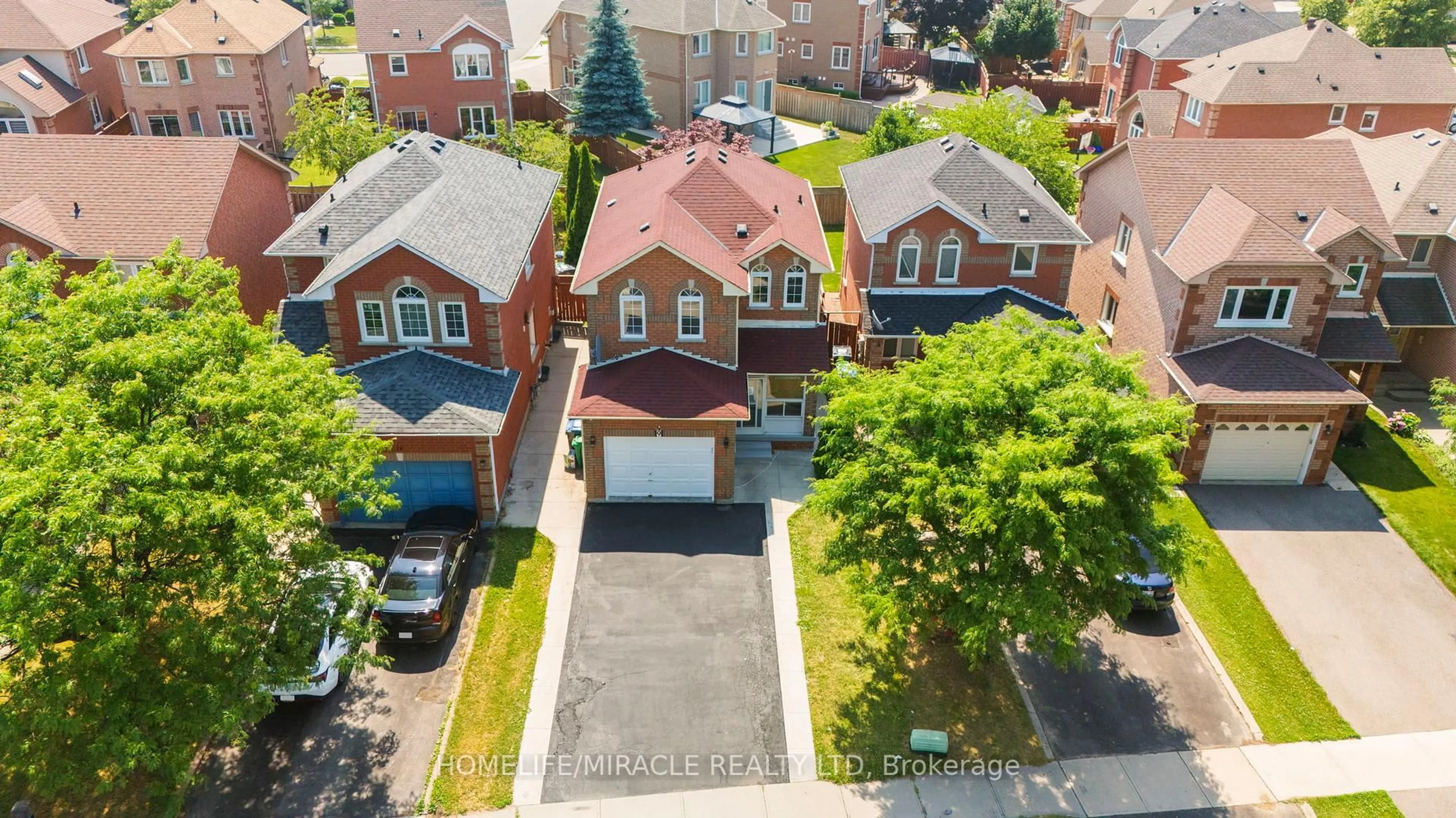 A pic from outside/outdoor area/front of a property/back of a property/a pic from drone, street for 9 Sunley Cres, Brampton Ontario L6Y 5B7