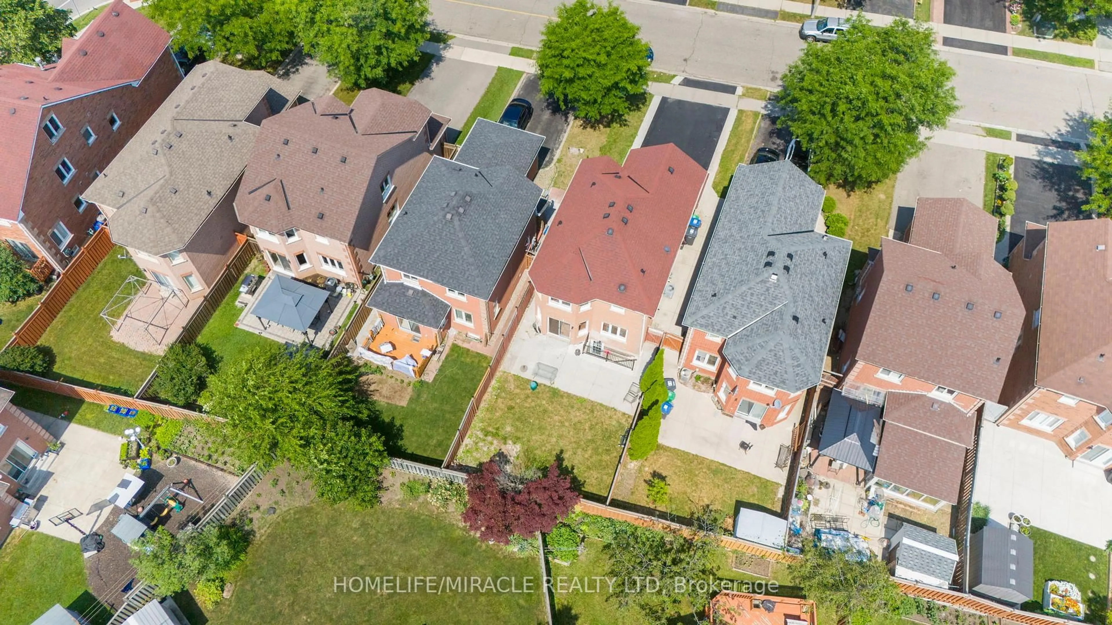 A pic from outside/outdoor area/front of a property/back of a property/a pic from drone, street for 9 Sunley Cres, Brampton Ontario L6Y 5B7