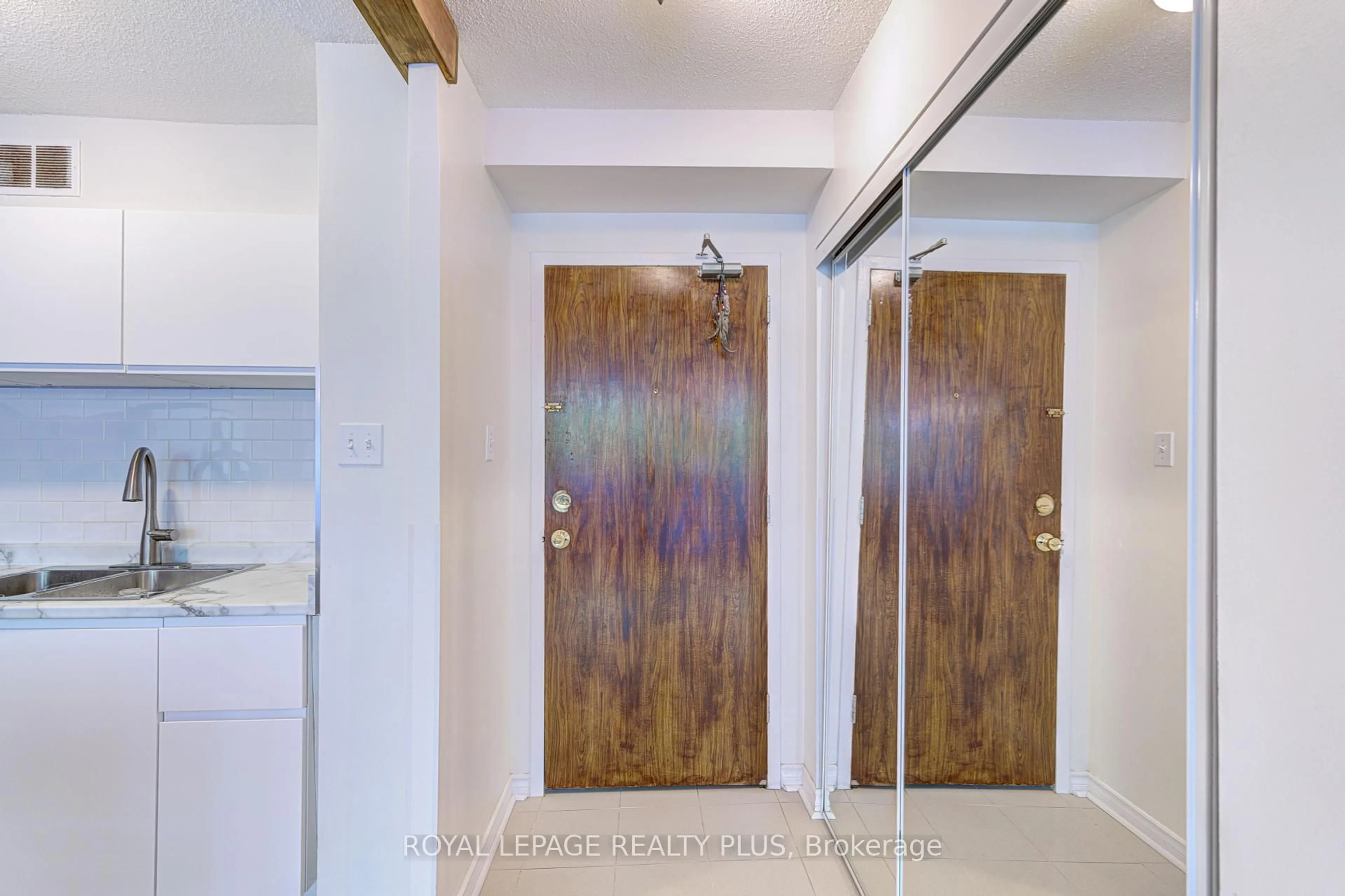Indoor entryway for 15 London Green Crt #206, Toronto Ontario M3N 1K4